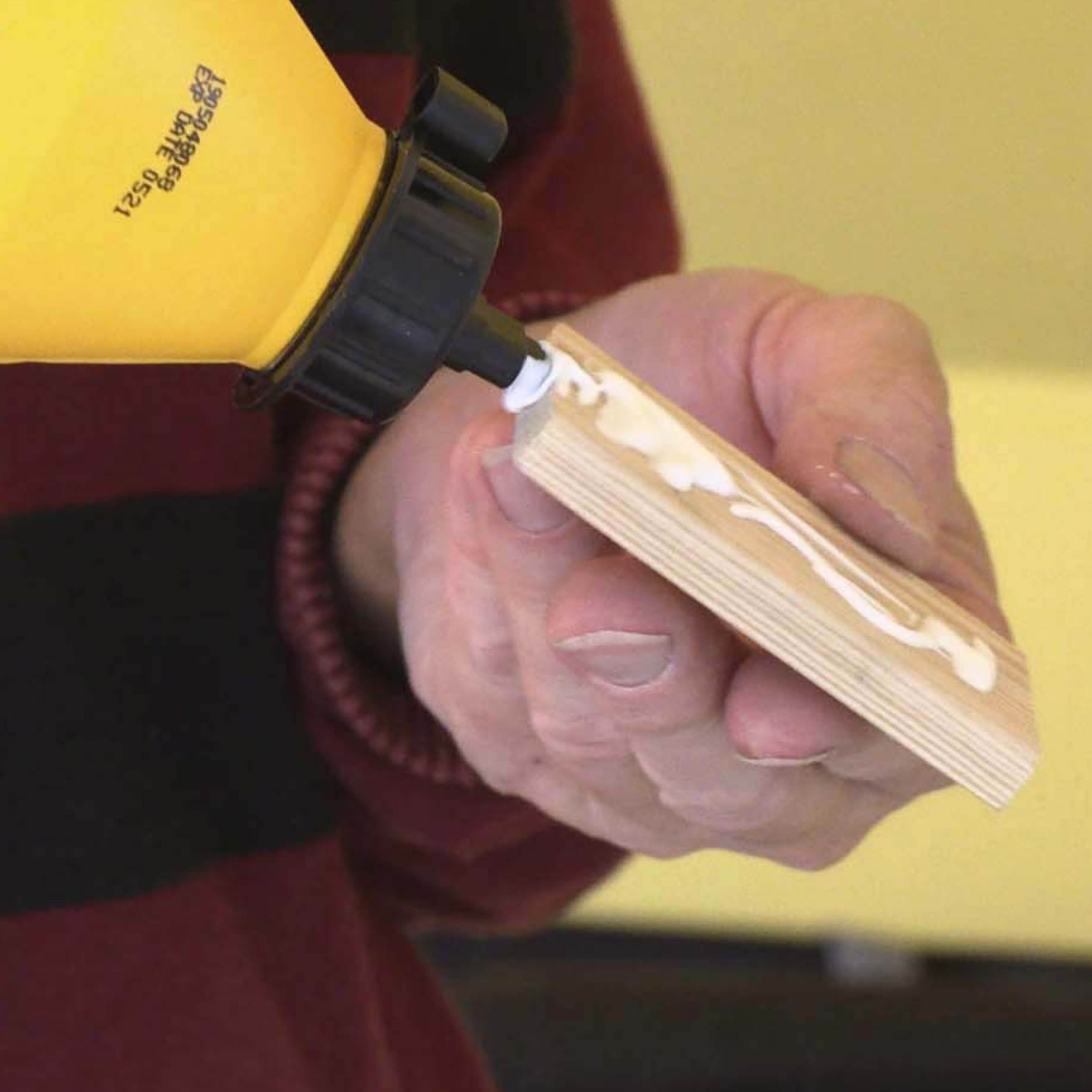 Ovensaranan reiät: Levitä puuliimaa puukapulaan