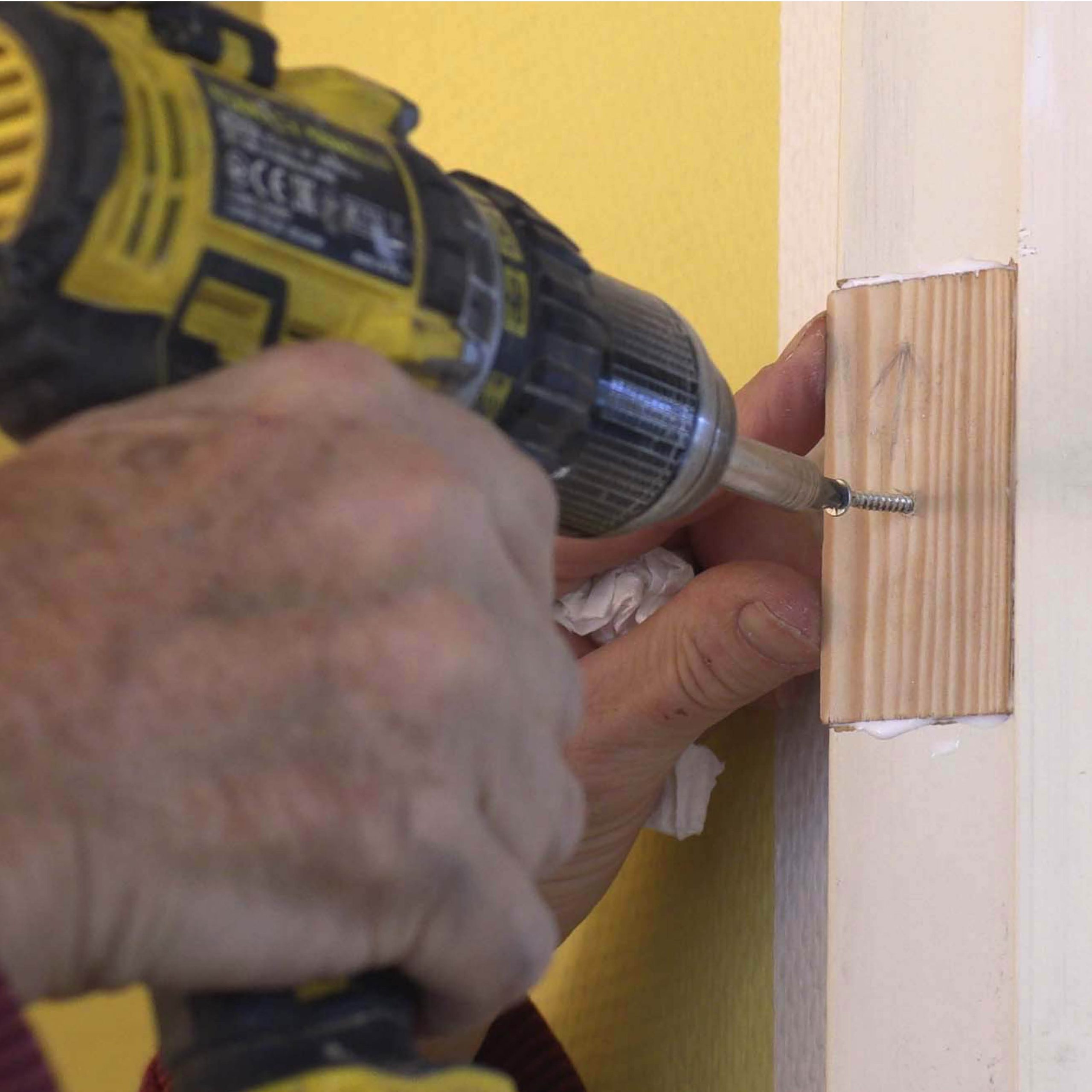 Ovensaranan reiät: Väännä kapulaan ruuvi ja purista se kiinni