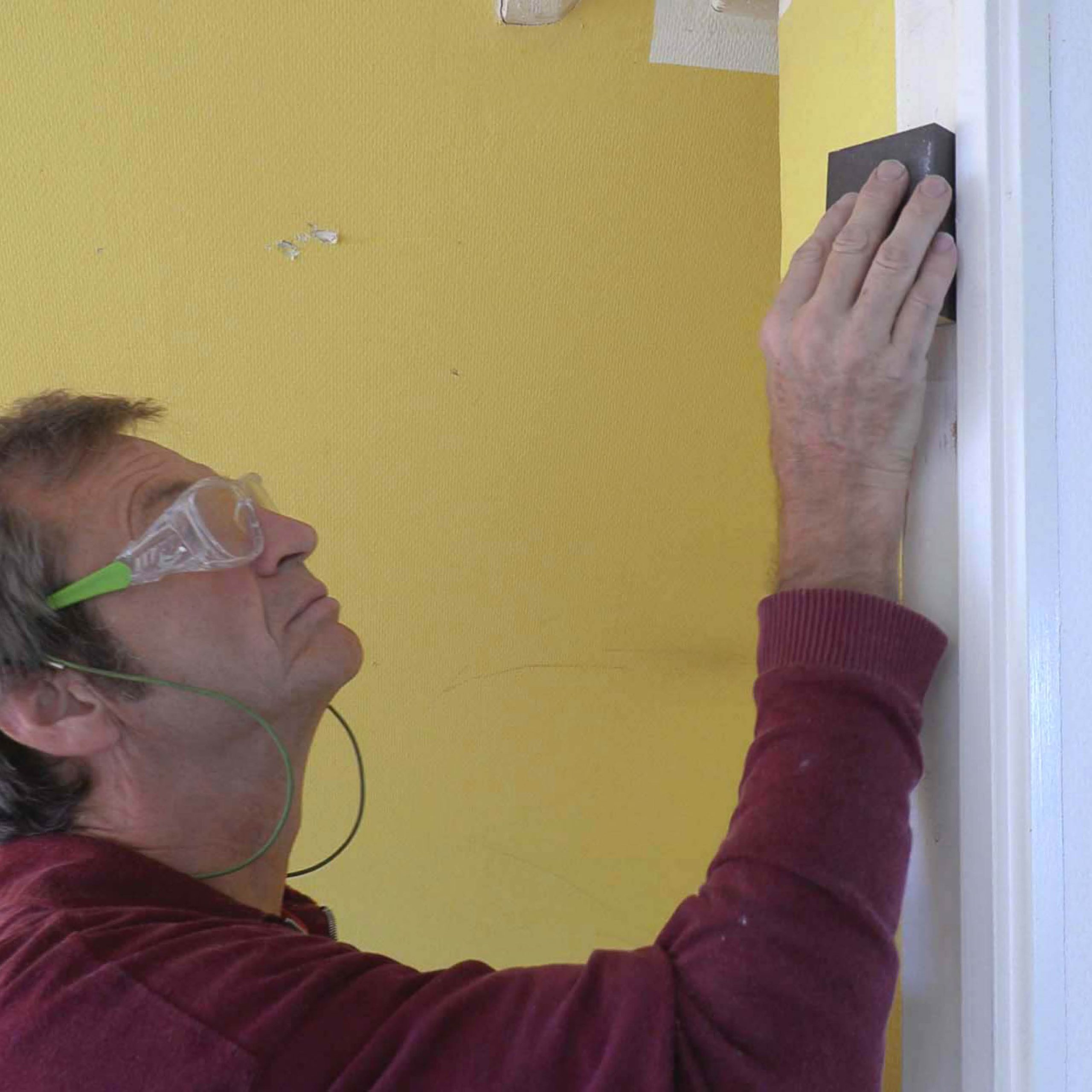 Ovensaranan reiät: Hio varovasti hiomapaperilla