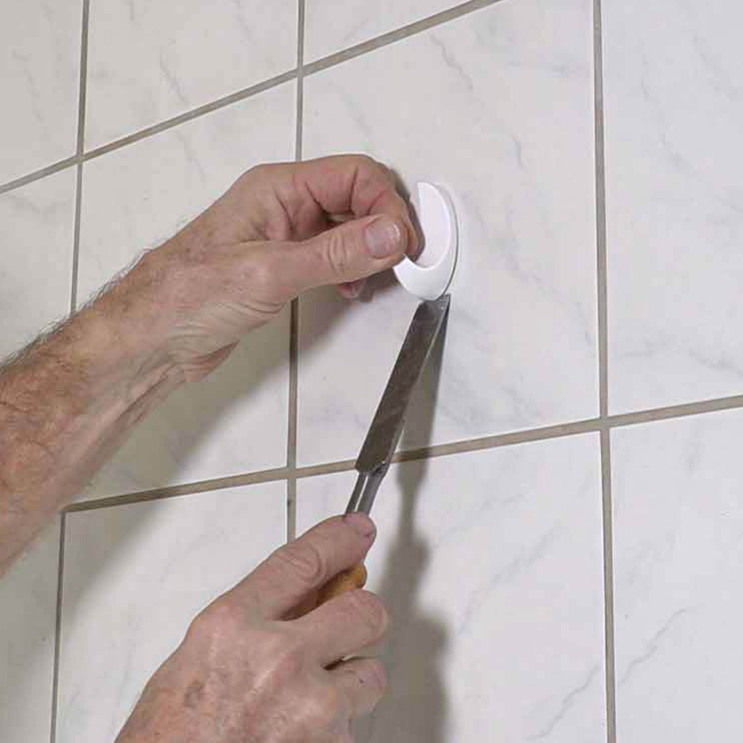 Lim på fliser: Løsn krogen med en spartel