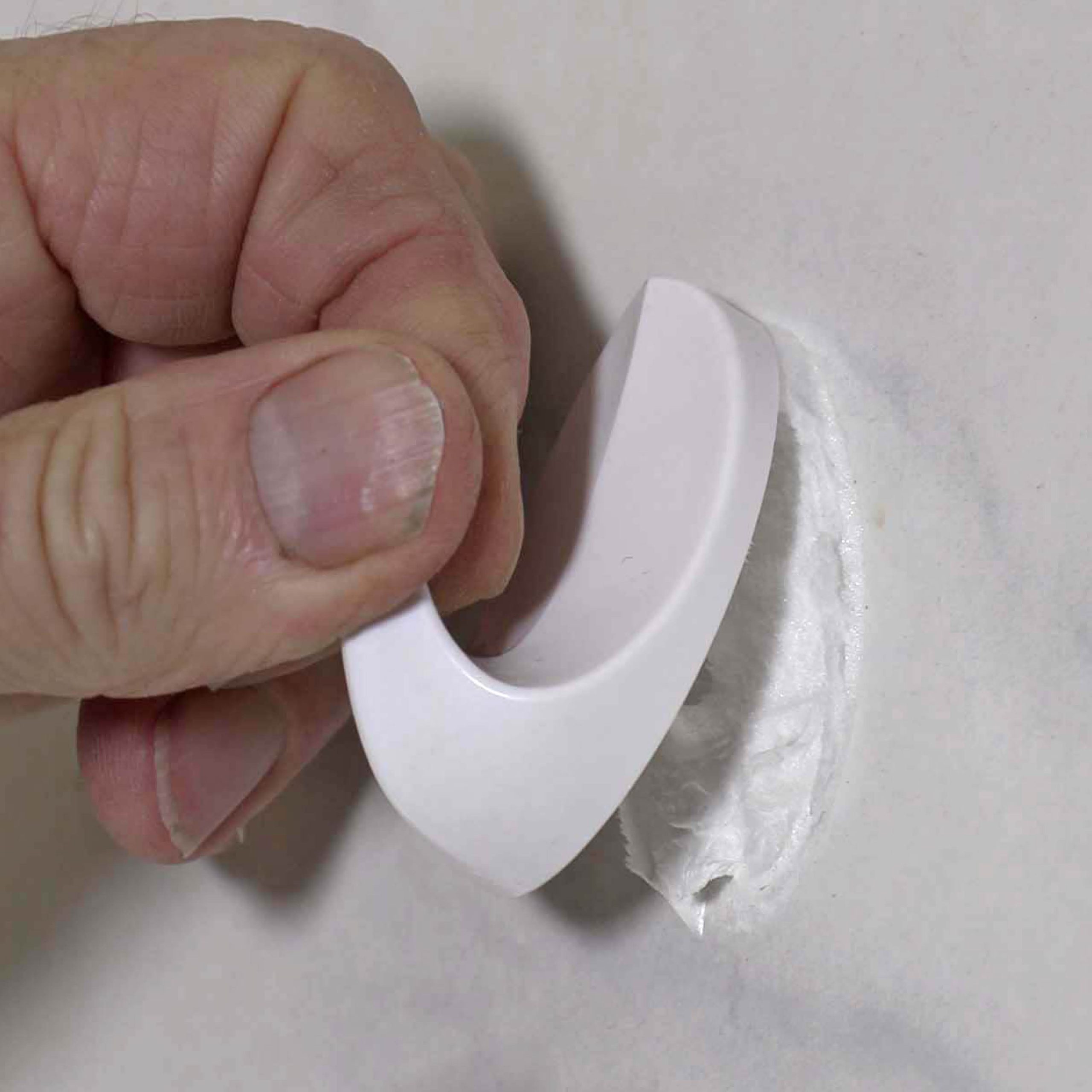 Fjerne lim fra fliser: Fjern krogen