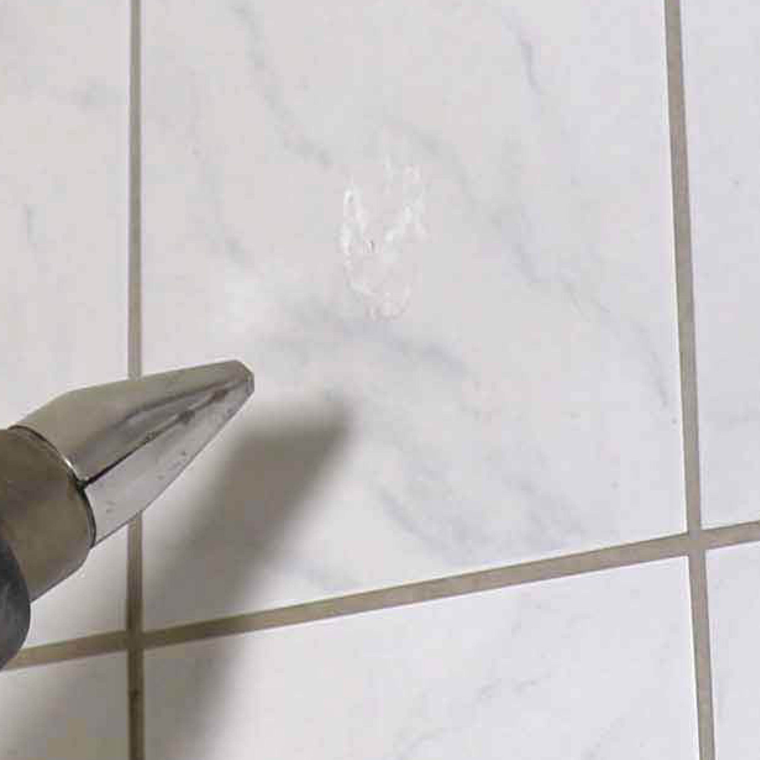 Fjerne limrester fra fliser: Varm limen op med en limpistol