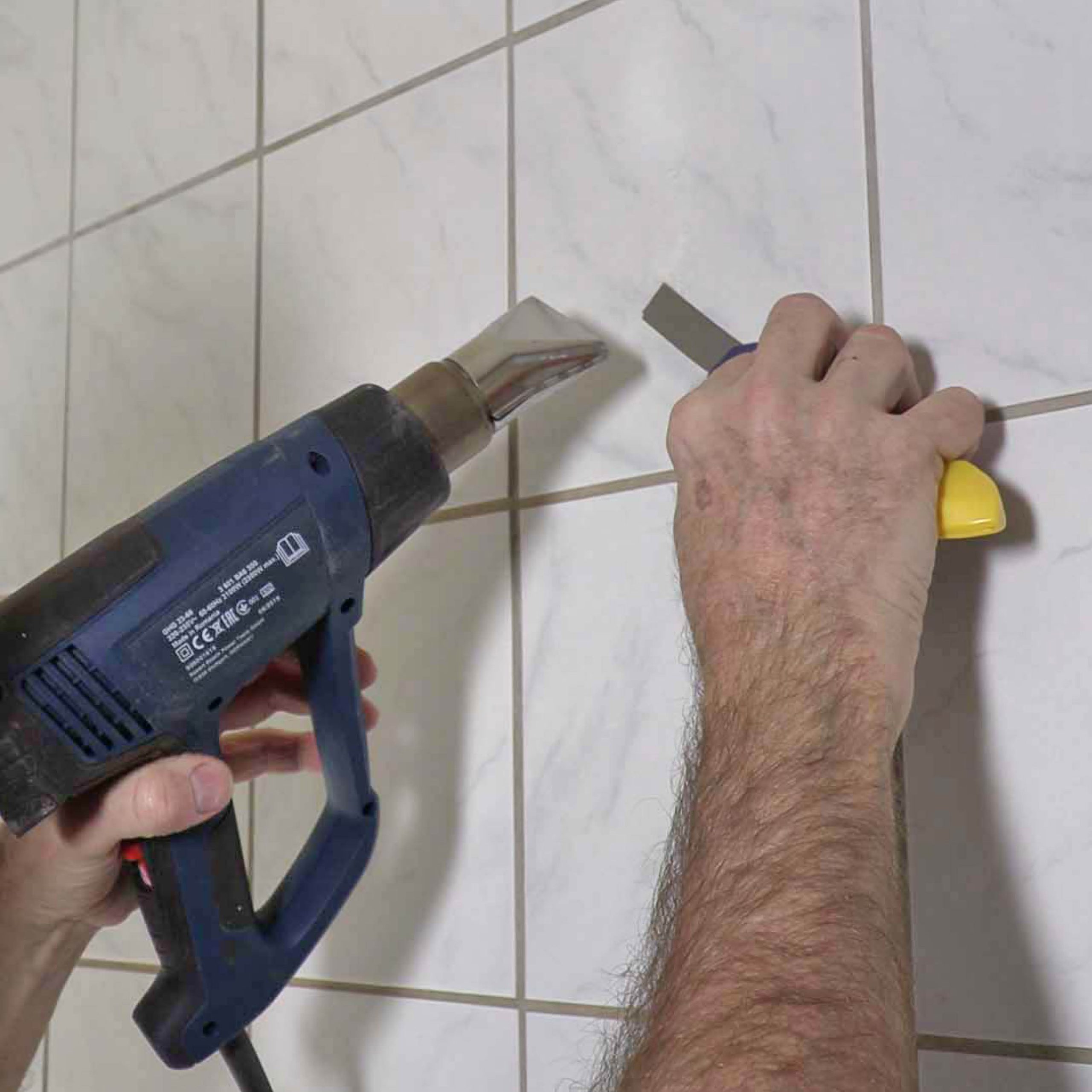 Fjernelse af lim på fliser: Skrab den bløde lim af med en hobbykniv