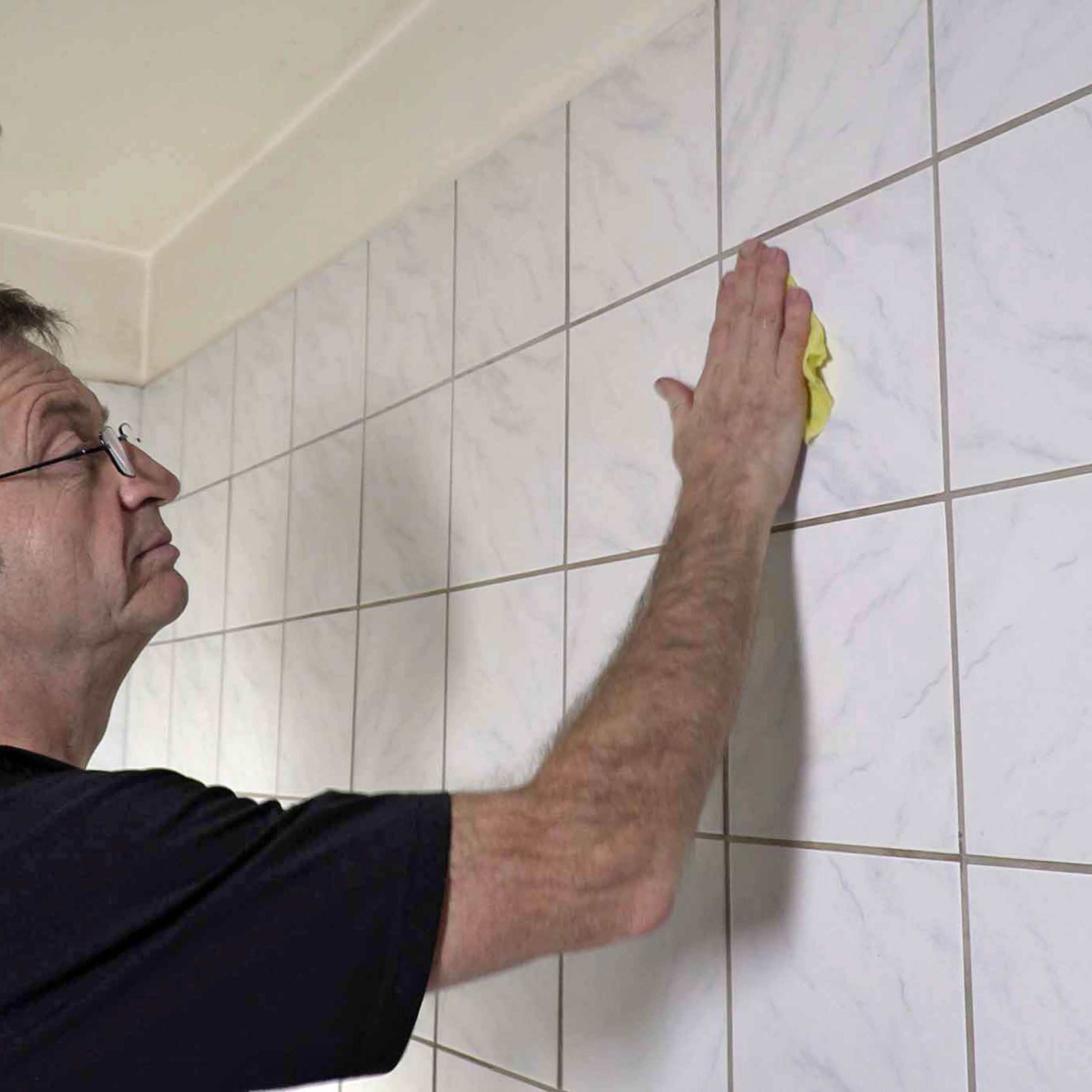 Fjerne lim fra fliser: Tør efter med en klud