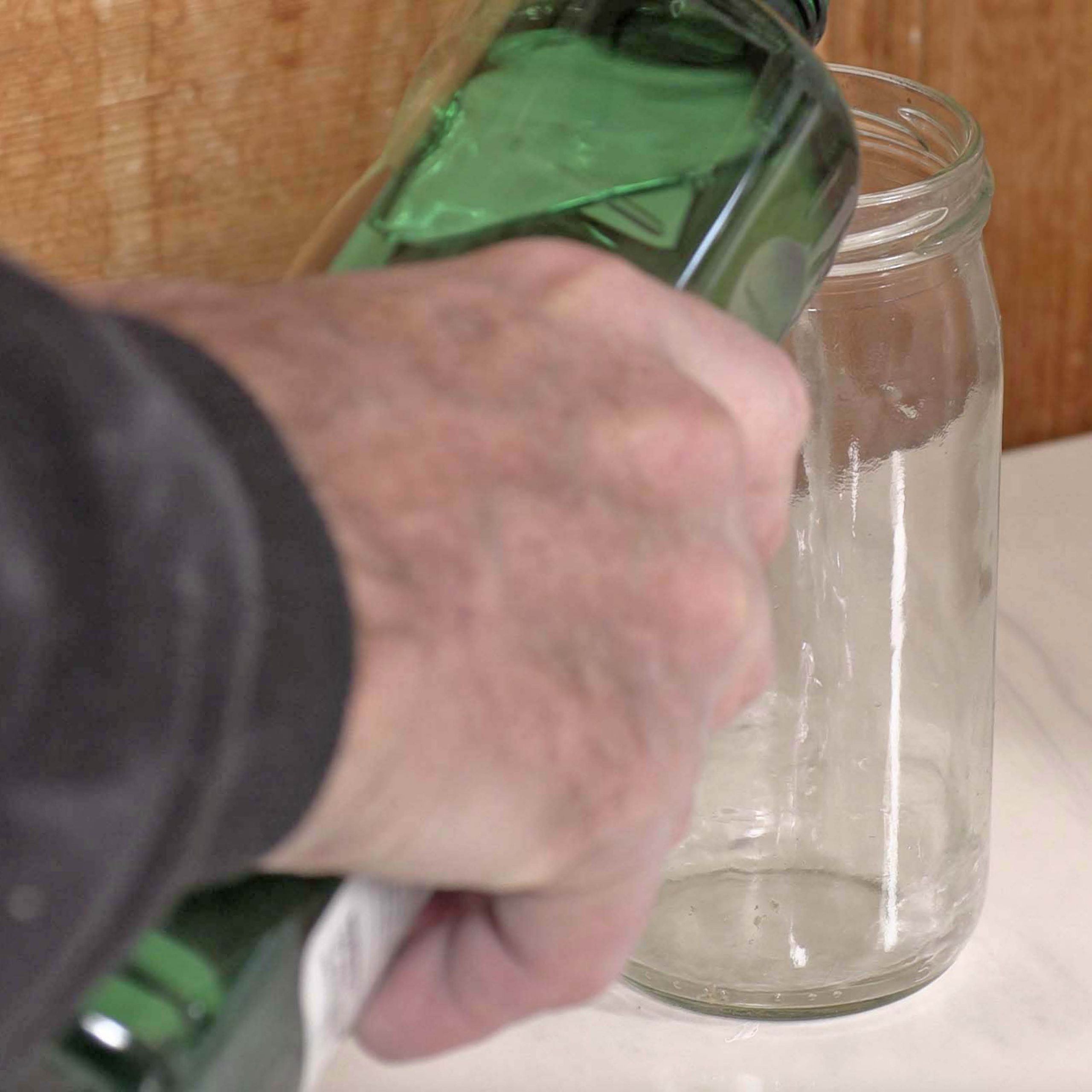 Kalk kran: Bland én del eddiksyre med fire deler vann i et glass