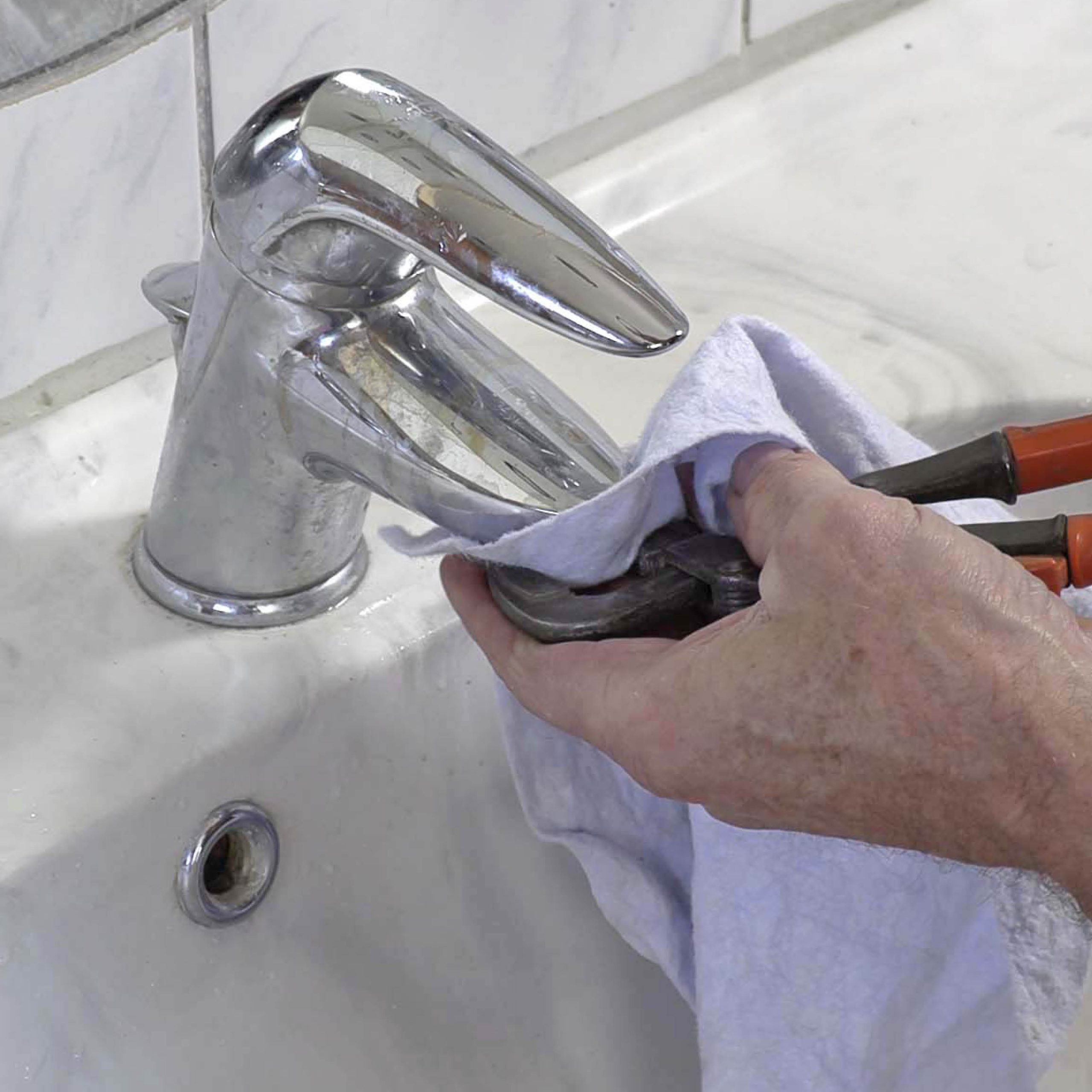 Hvordan fjerne kalk fra kran: Skru alt sammen igjen og stram til