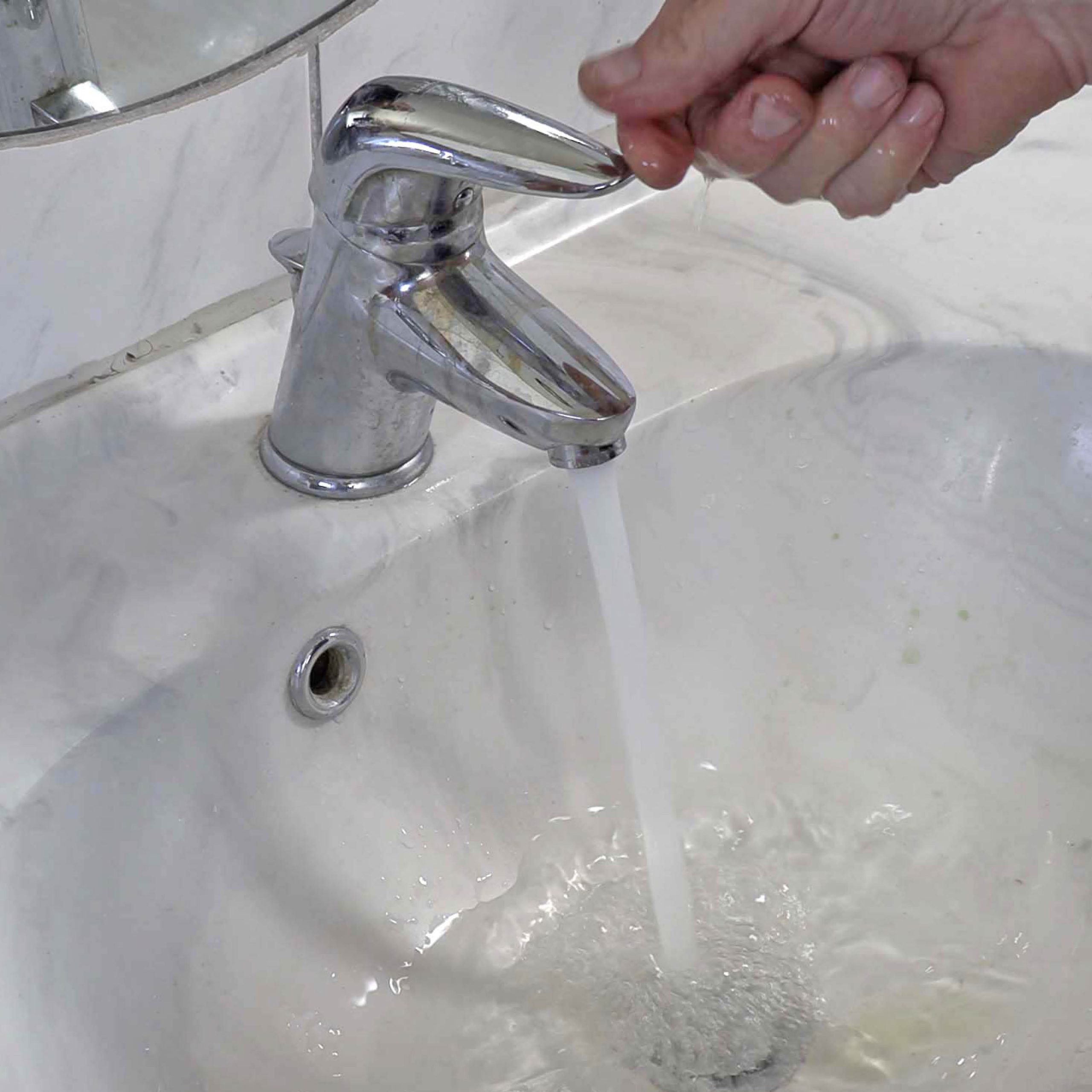 Kalk på kran: Åpne for vannet og skyll gjennom silen