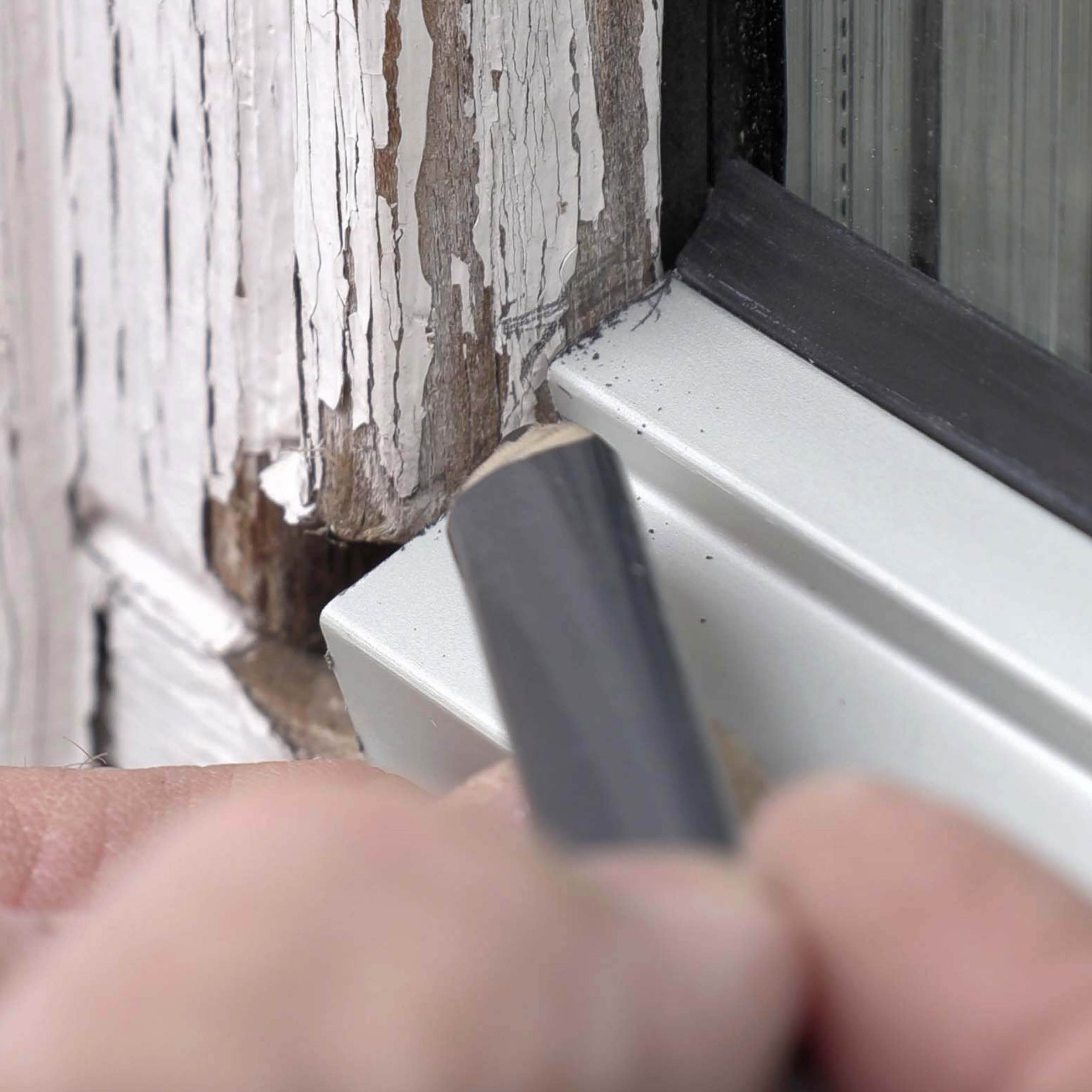 Alalasilistan asennus: Pidä listanpätkää pystylistaa vasten ja tee merkit