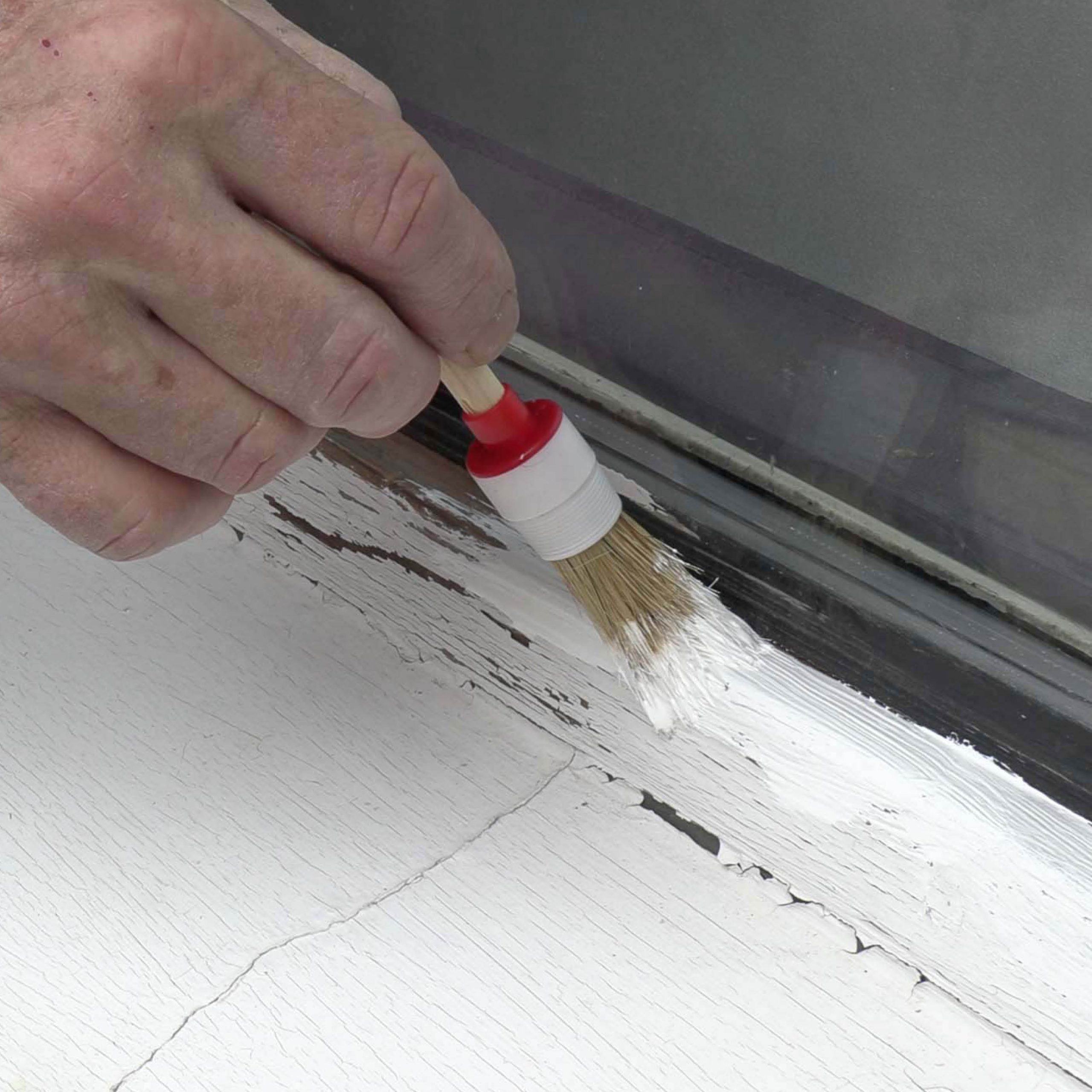 Lahonnut alalasilista: Maalaa ikkunan puitteesta hiottu kohta