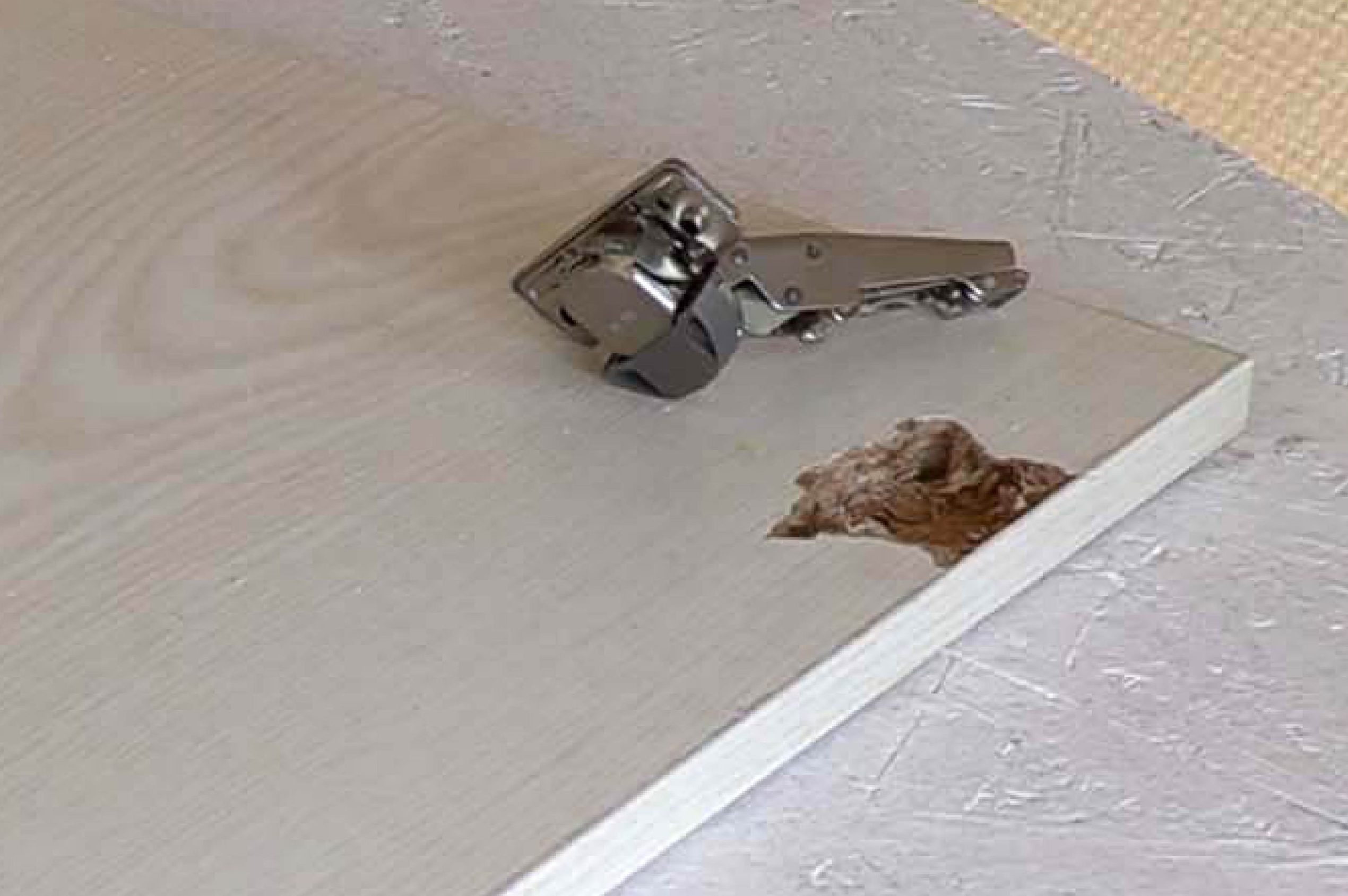 Laga skruvhål kökslucka