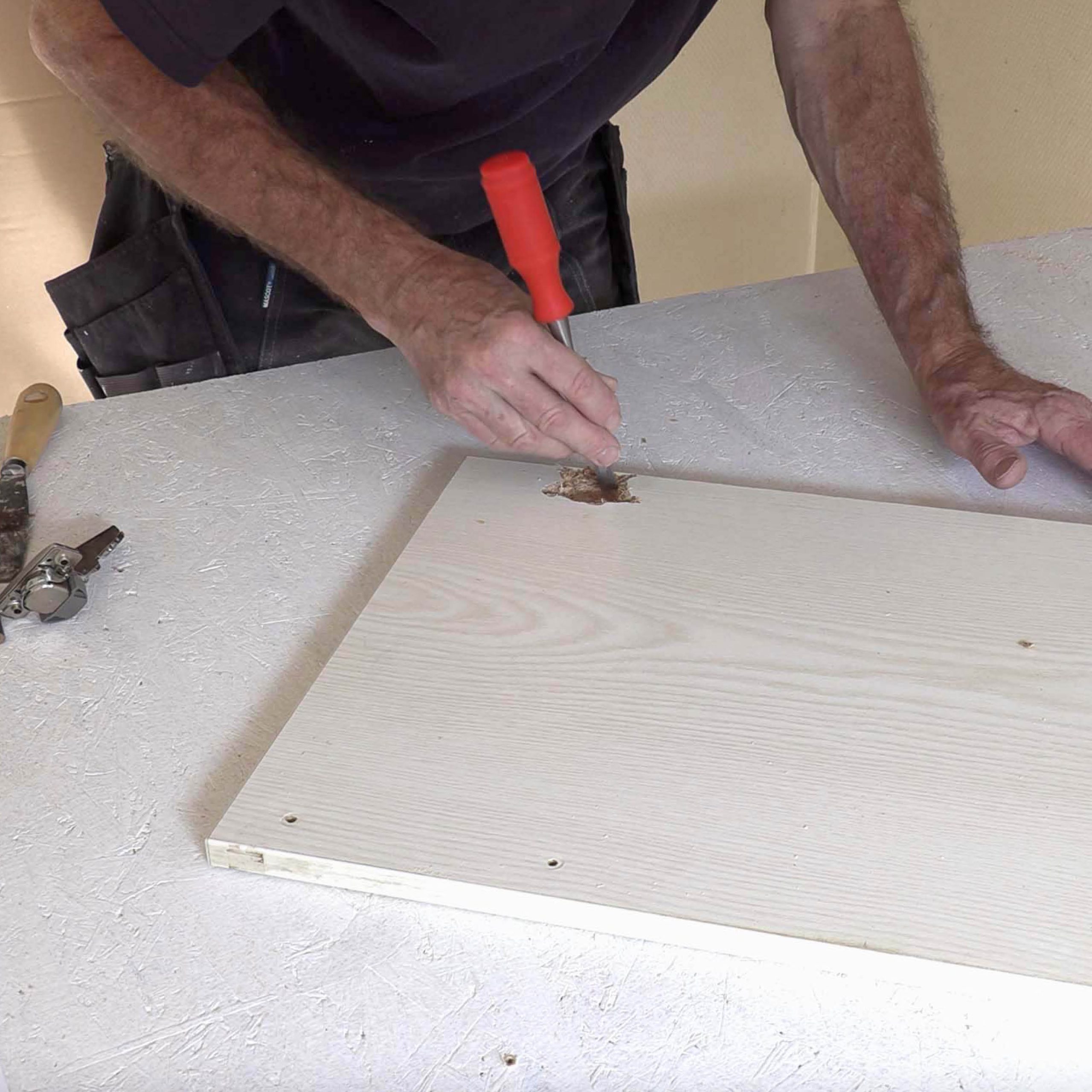 Reparation af køkkenlåger: Rens hullet op