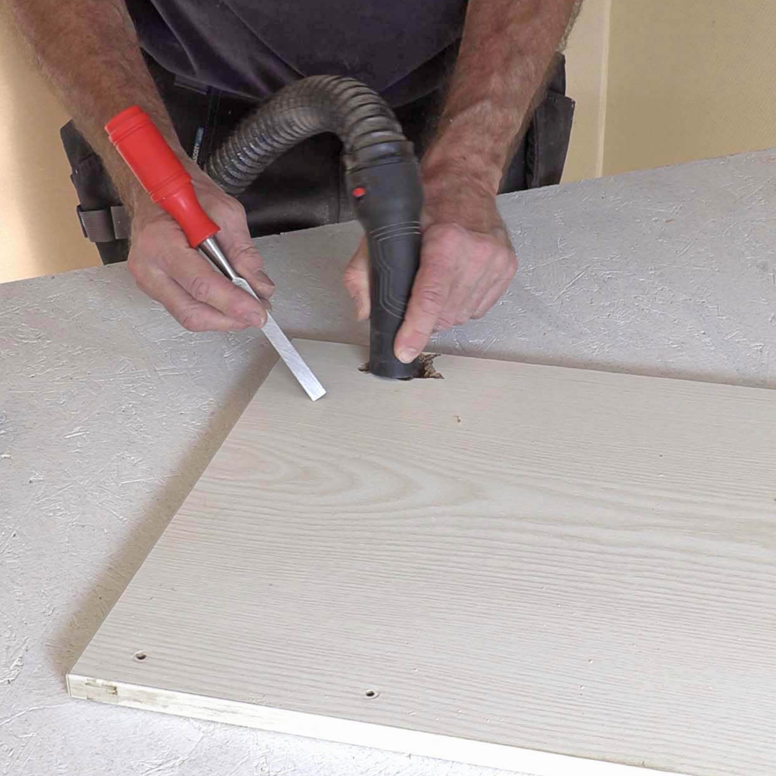 Reparation af køkkenlåger: Støvsug hullet