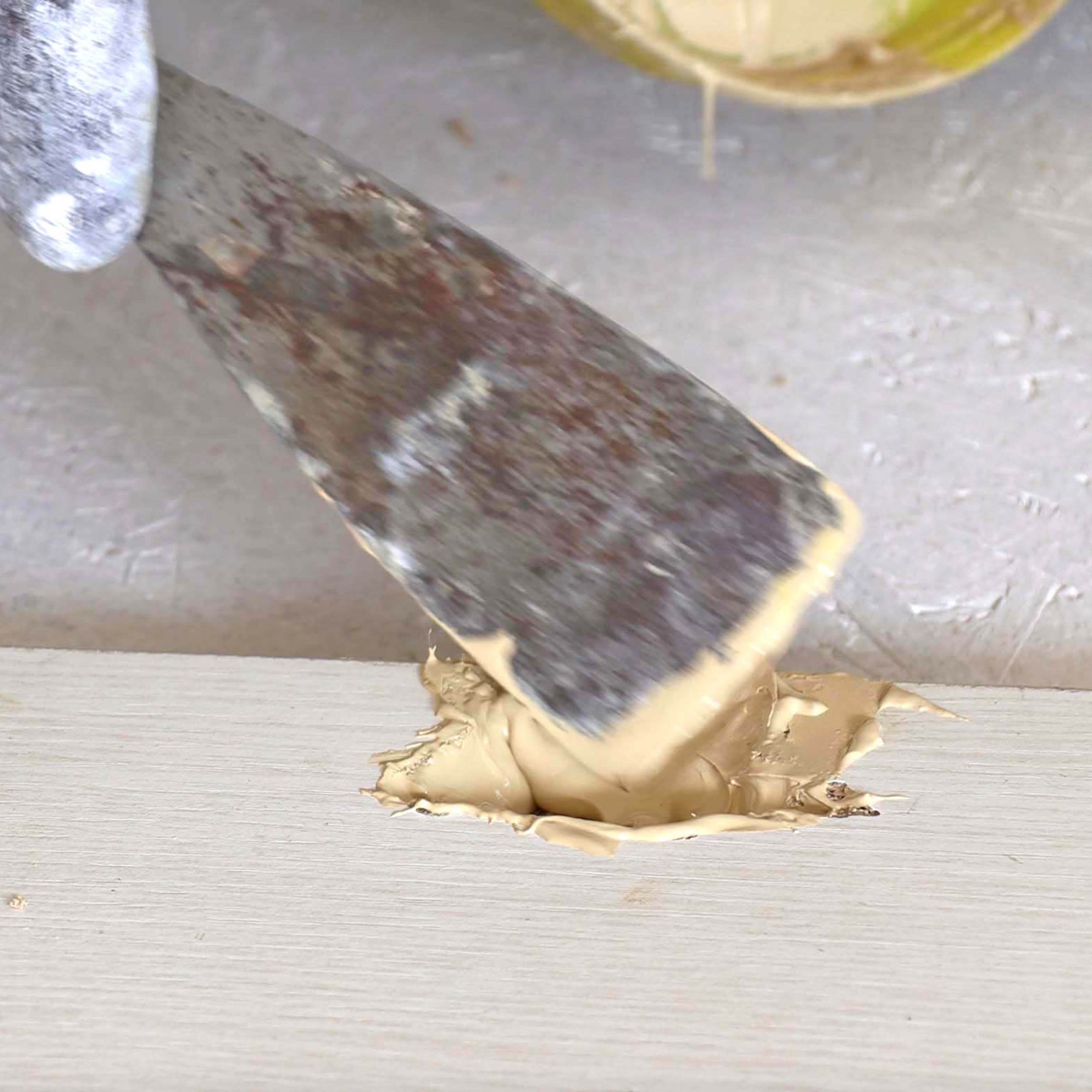 Reparation af køkkenlåger: Fyld hullet op helt med massen