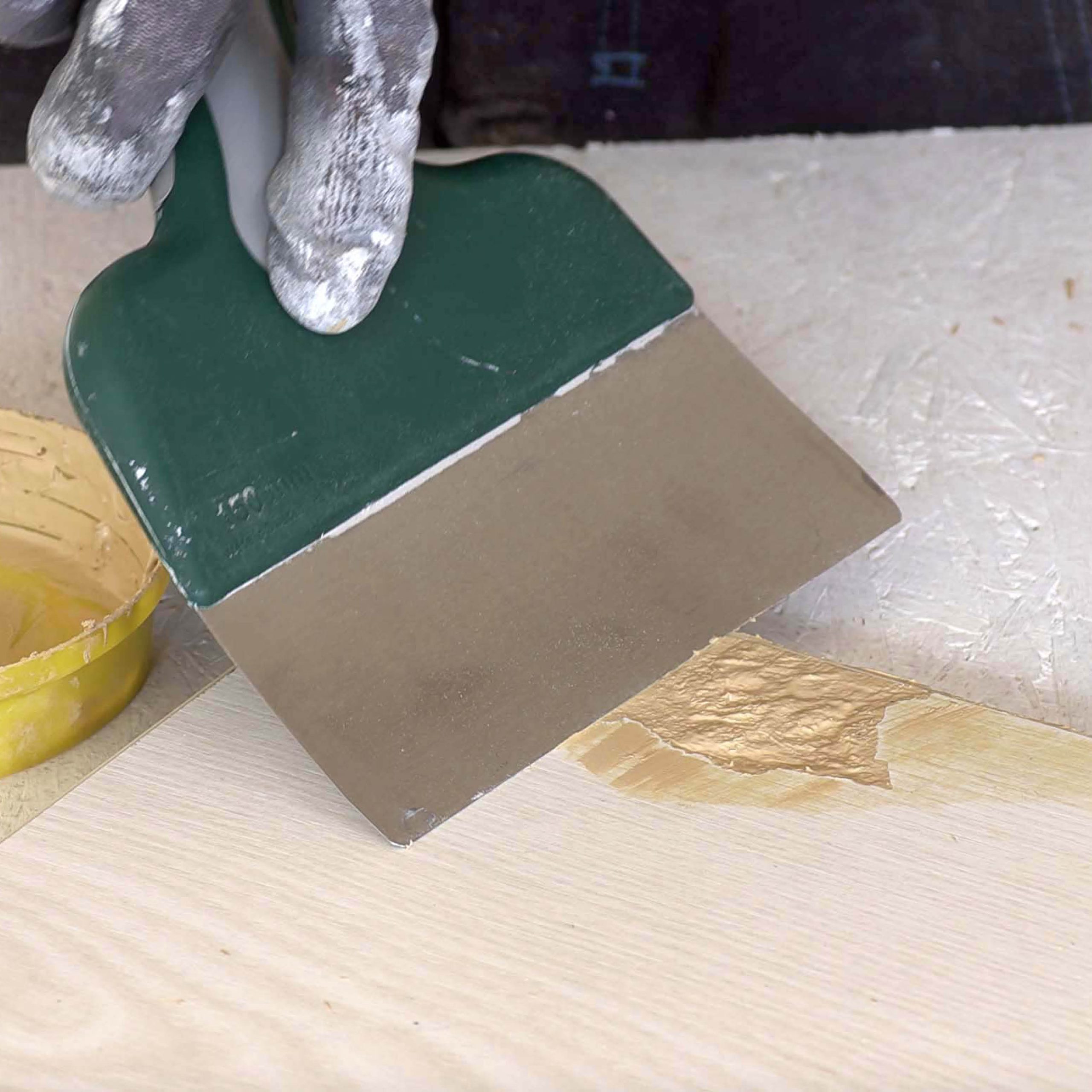 Reparation af køkkenlåger: Ret overfladen til med en spartel