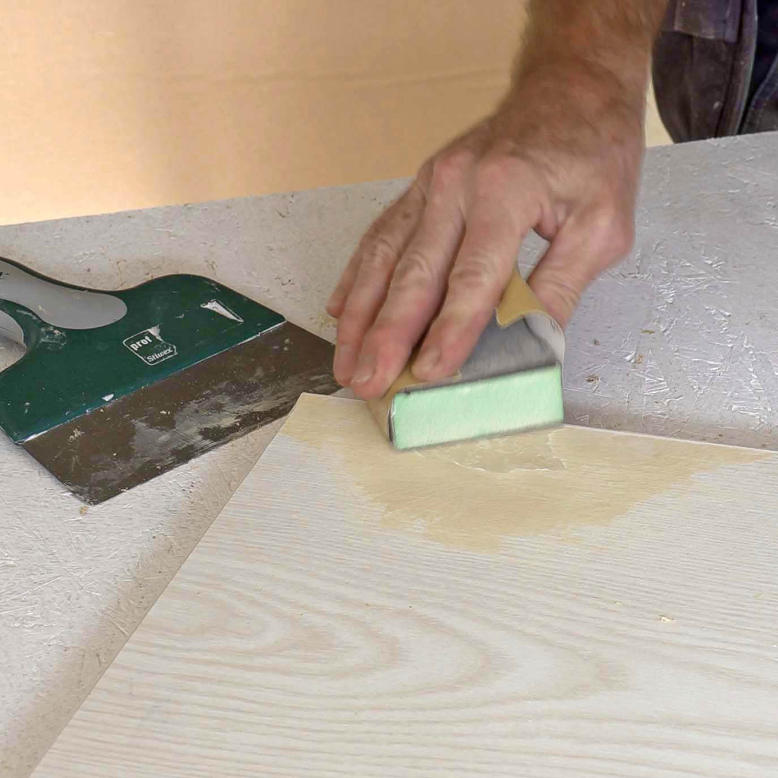 Reparation af køkkenlåger: Slib efter cirka ti minutter