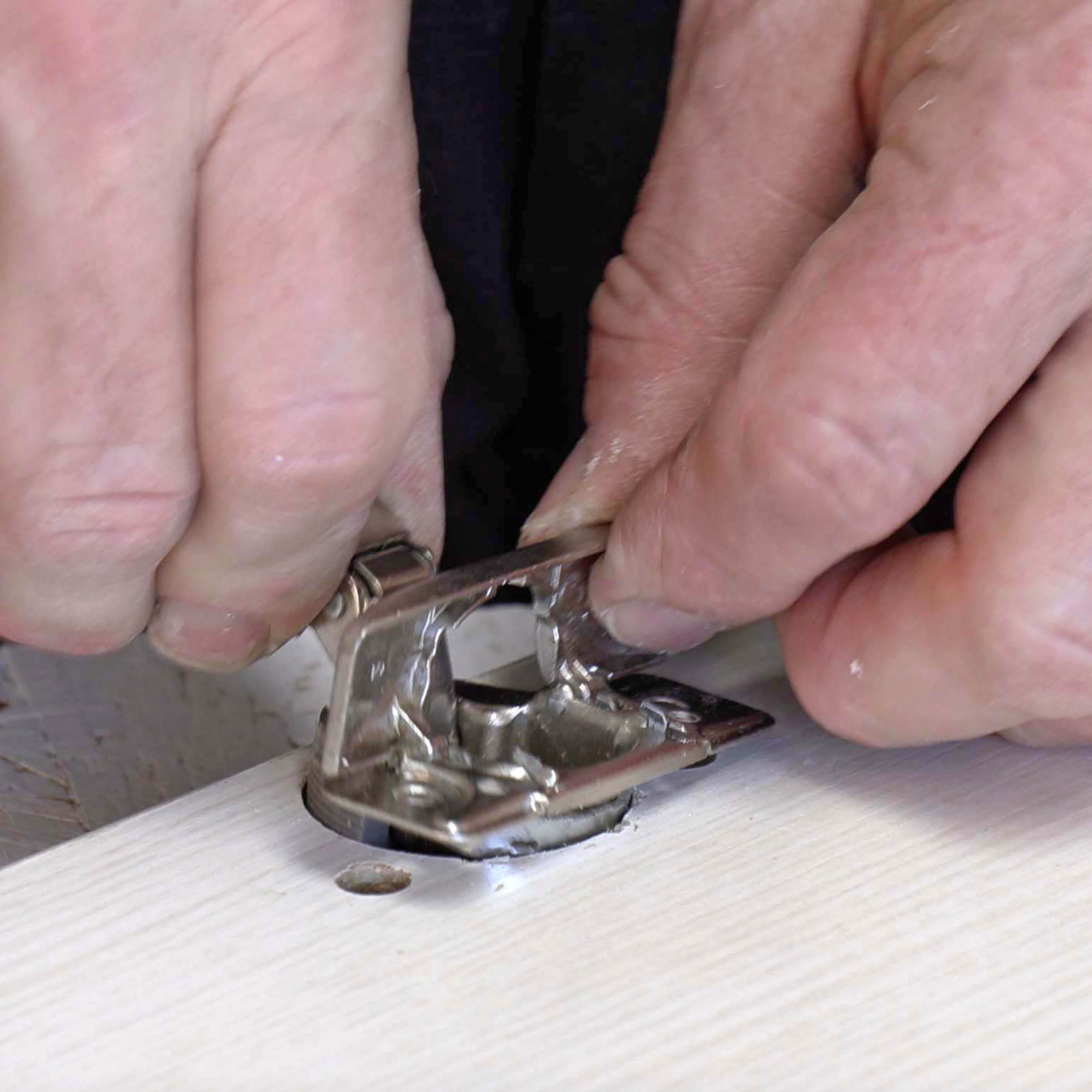 Rep af køkkenlåger: Tag det andet hængsel i lågen ud