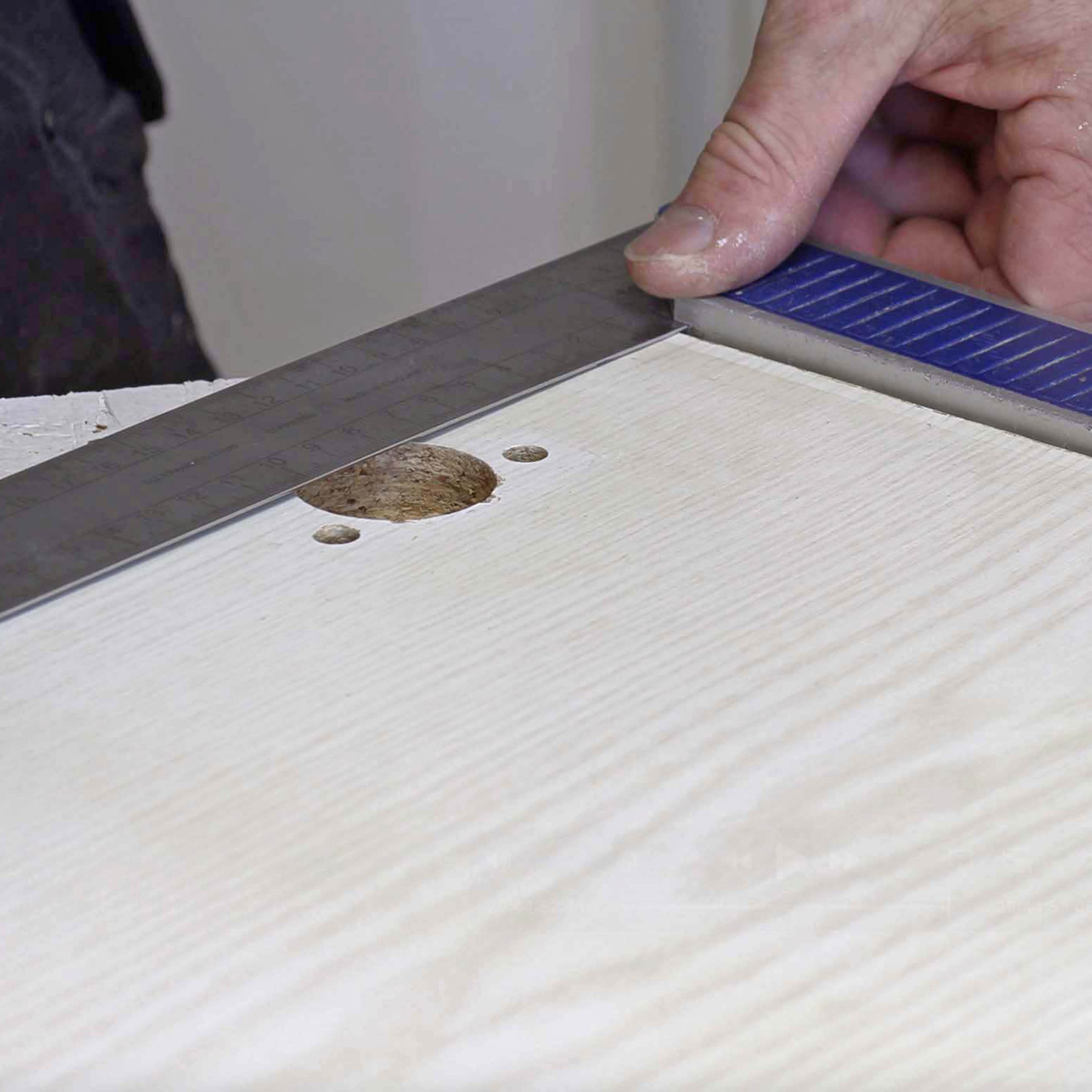 Rep af køkkenlåger: ... og på den anden led