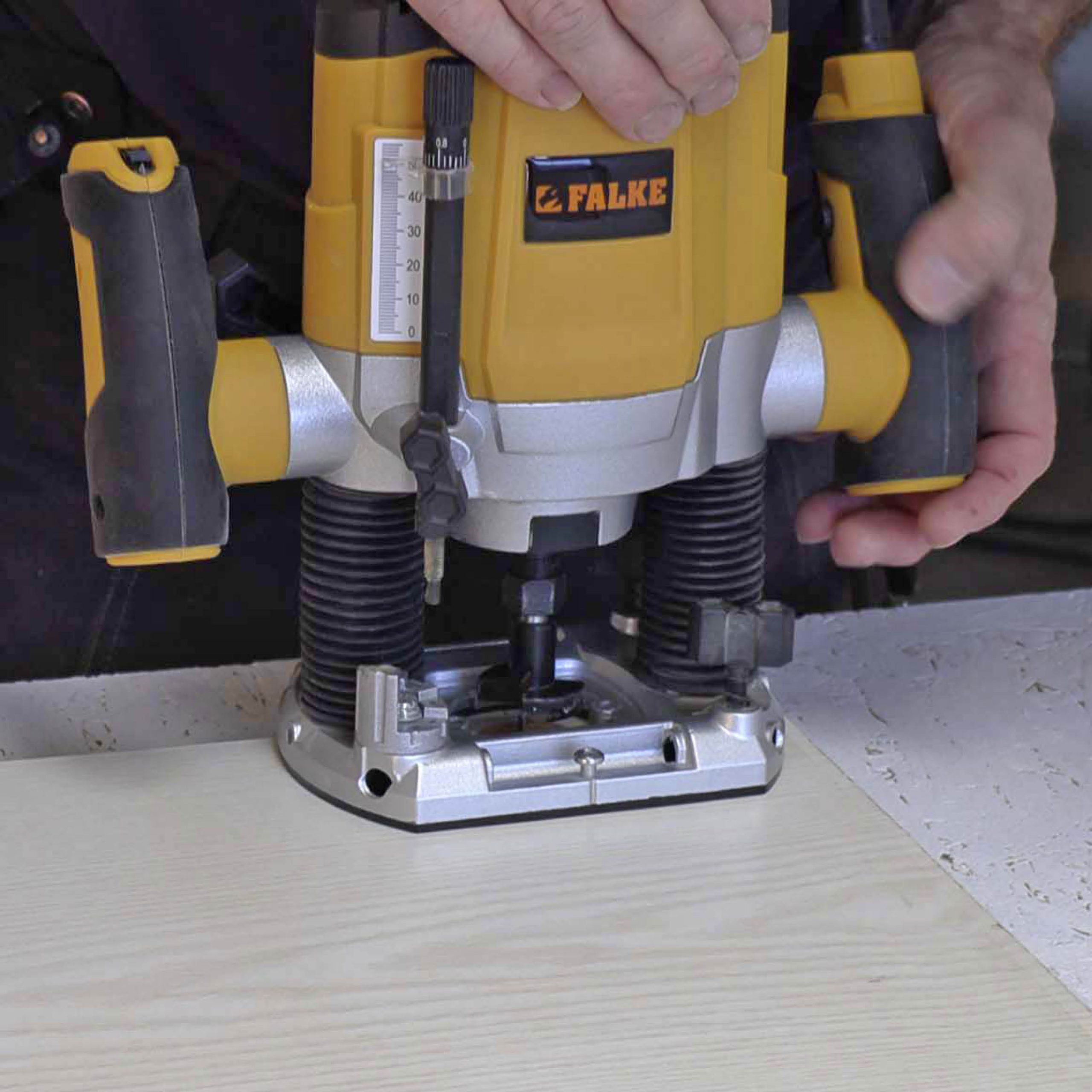 Reparation af køkkenlåger: Sæt overfræseren over det andet hængsels hul