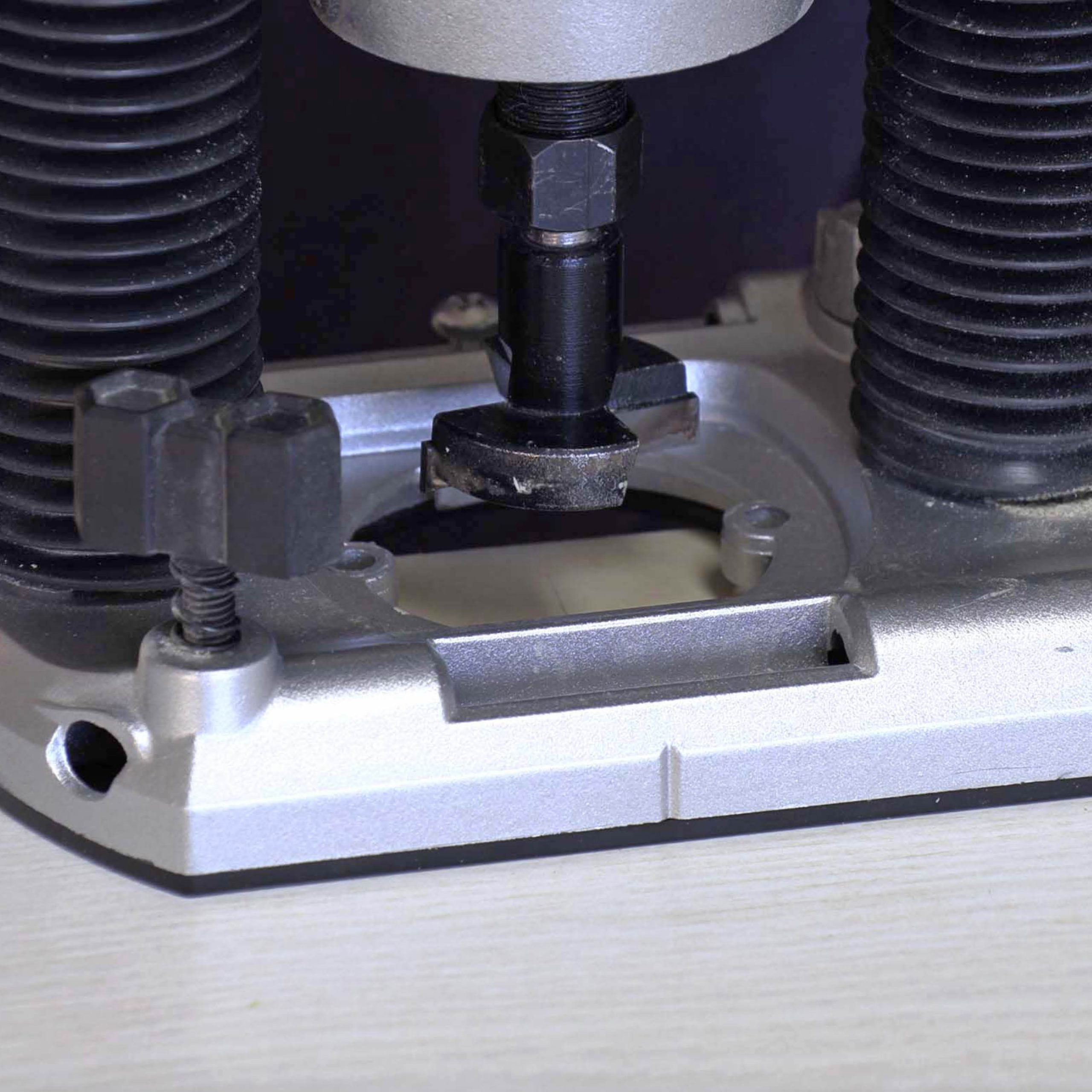 Reparation af køkkenlåger: Flyt overfræseren hen til din reparation og opmærkning