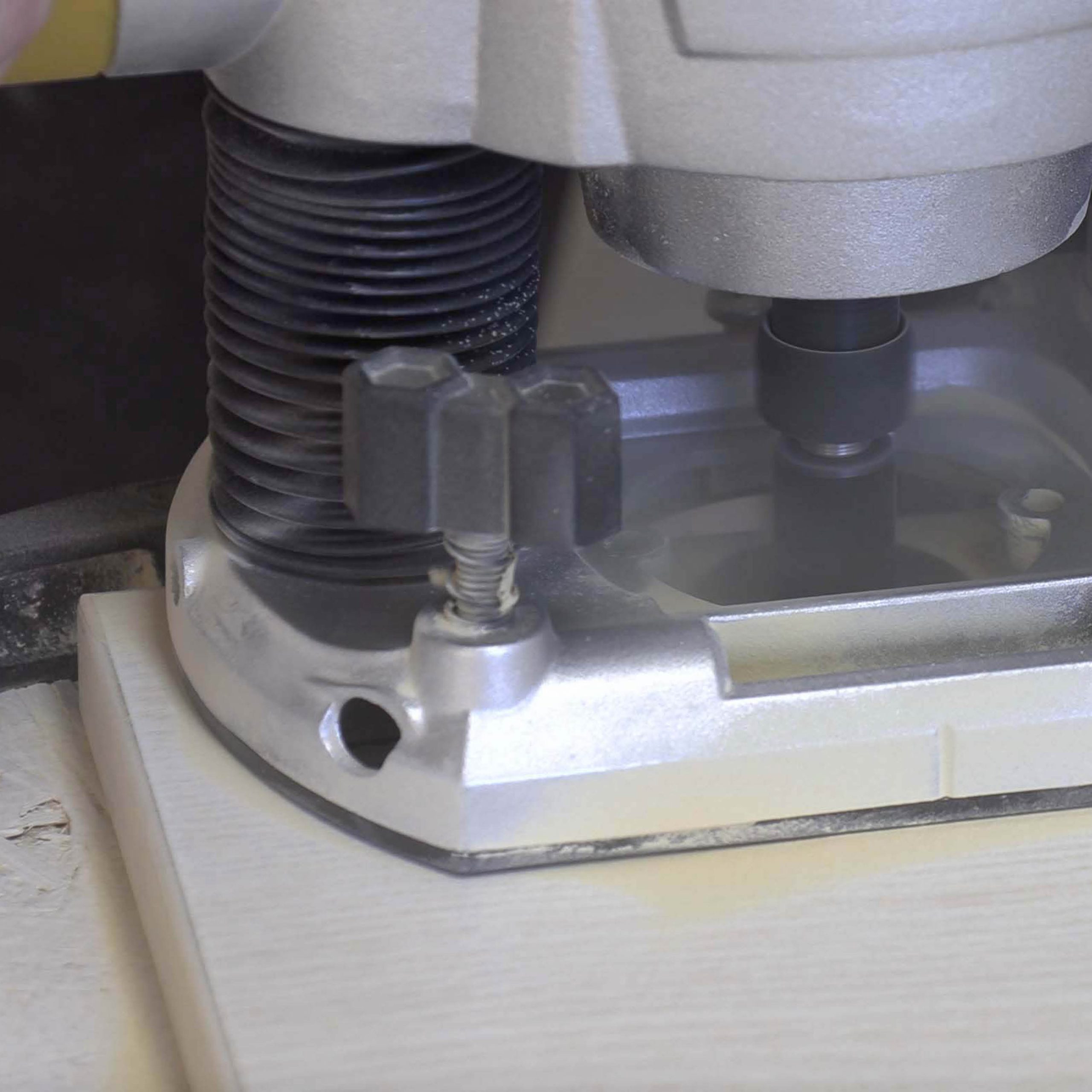 Reparation af køkkenlåger: Dyk boret og fræs ud til det store hul