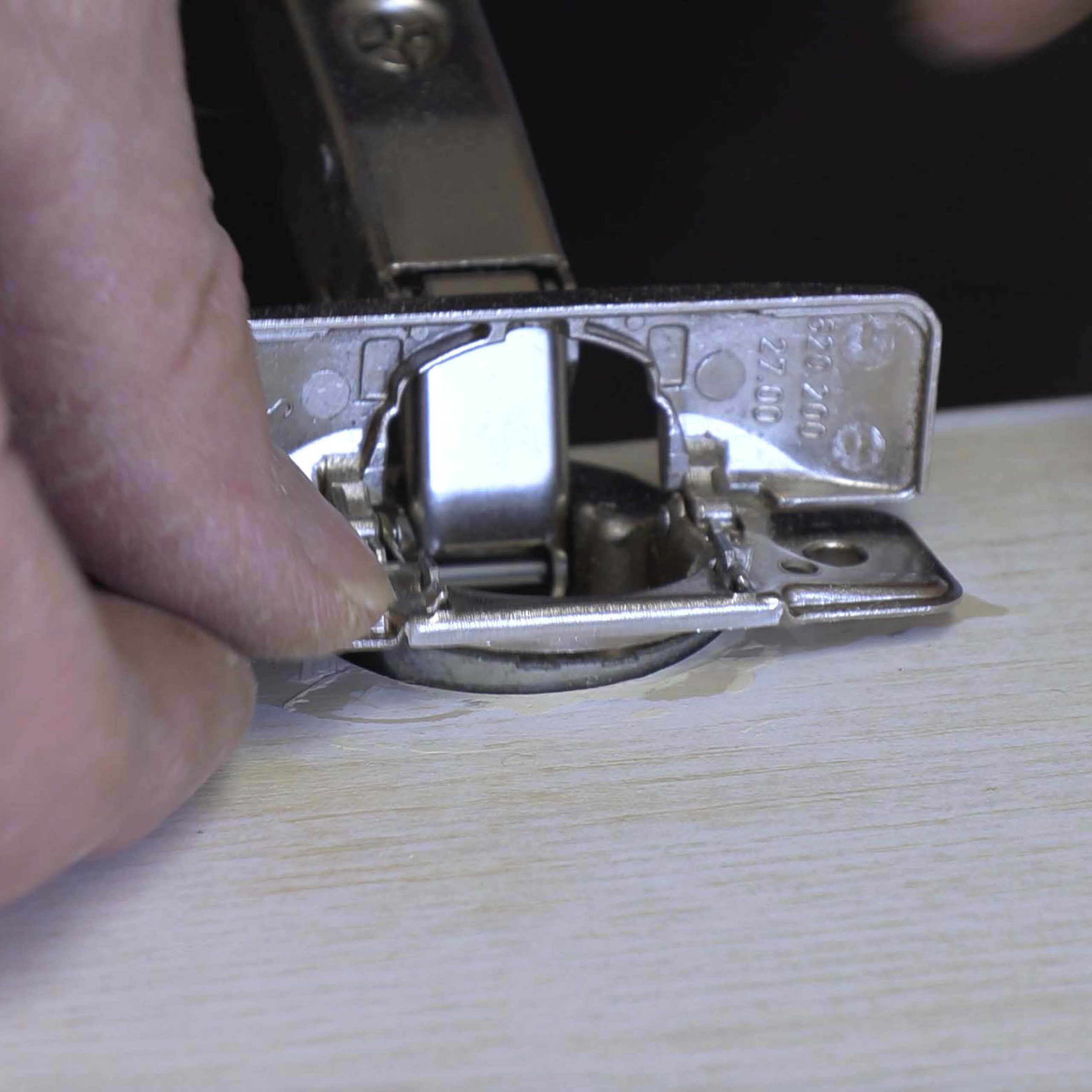 Reparation af køkkenlåger: Sæt hængslet på plads i hullet