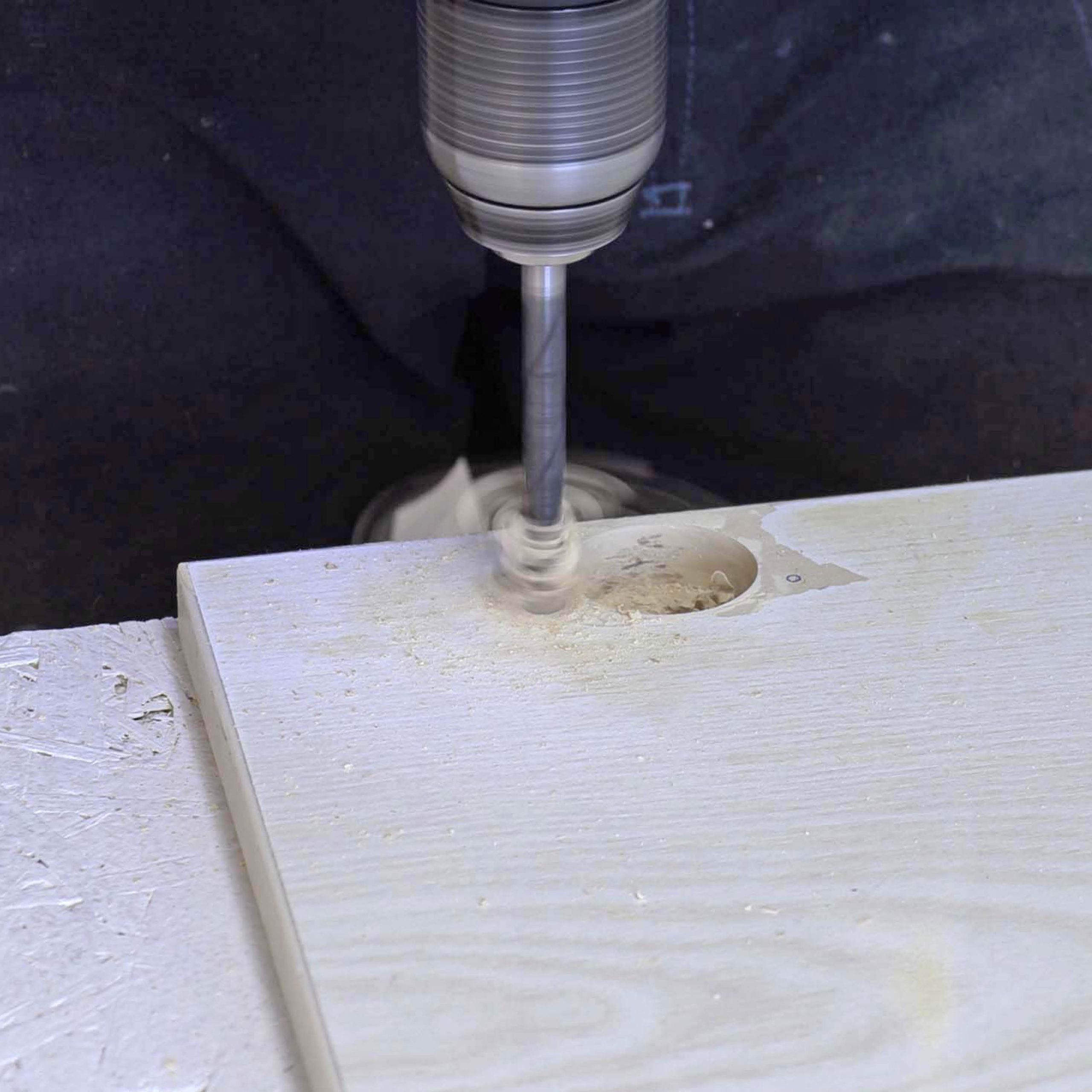 Reparation af køkkenlåger: Bor ud til tapperne