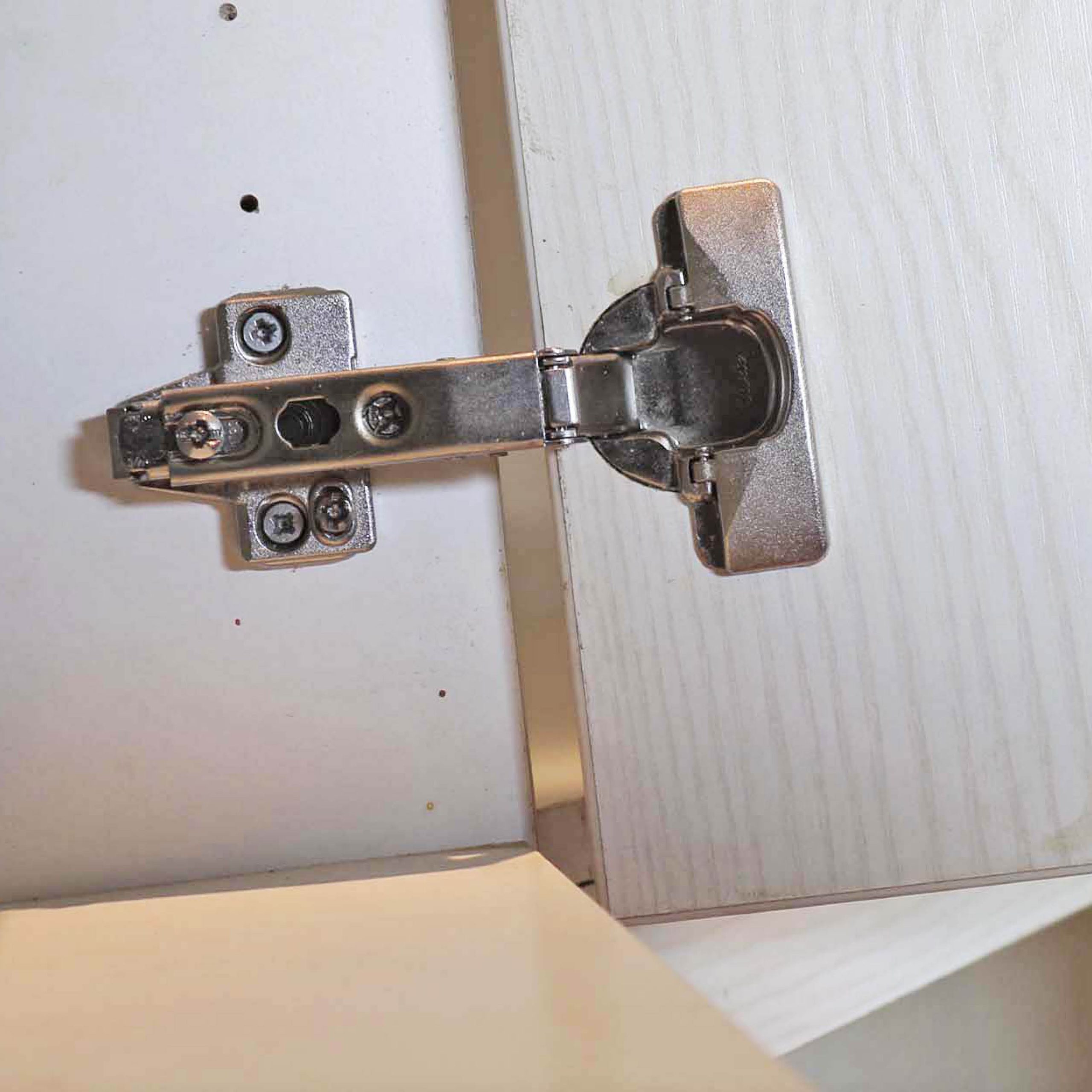 Køkkenlåge hænger: Afstanden mellem lågen og selve skabets korpus er for stor