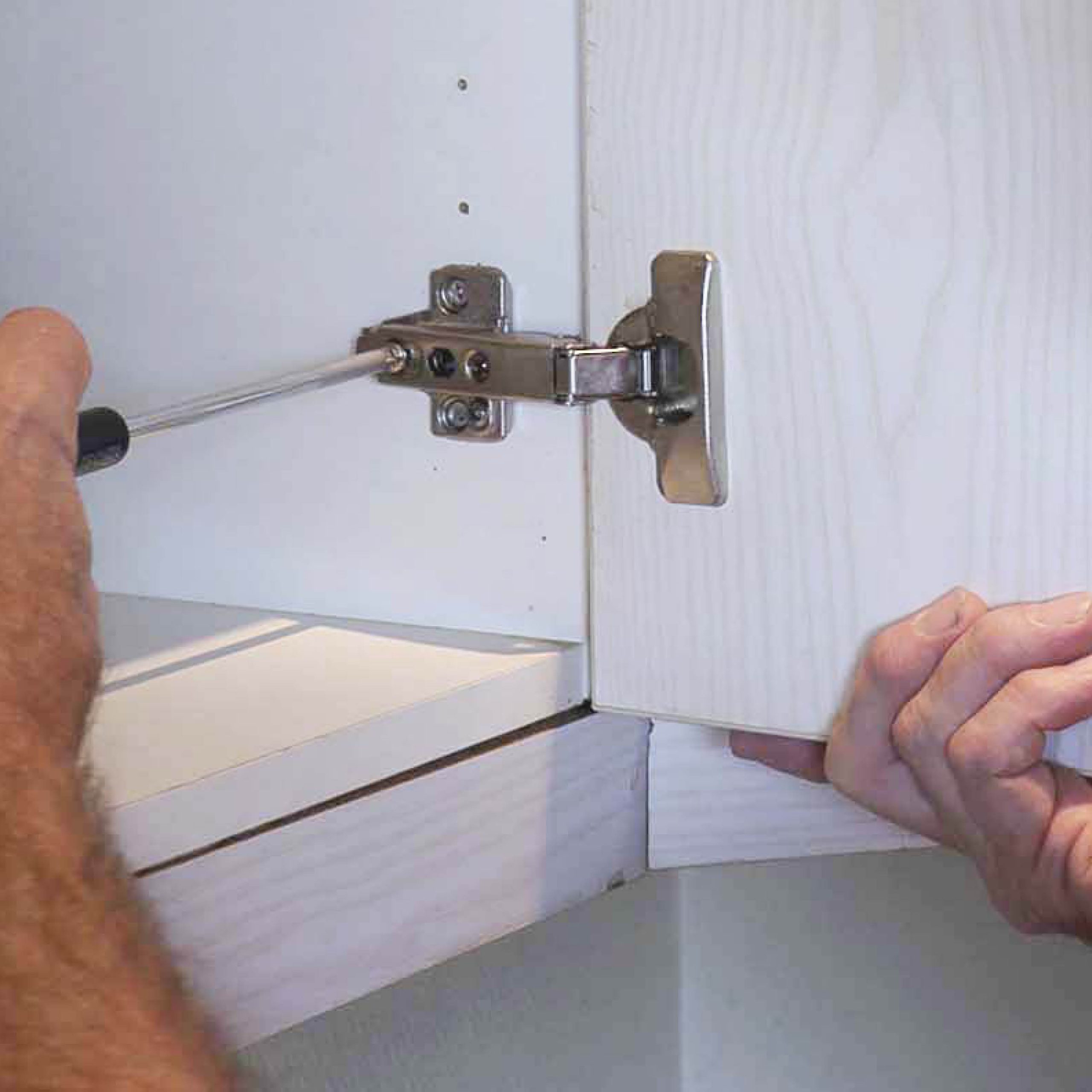 Køkkenlåge hænger: Løsn den inderste skrue