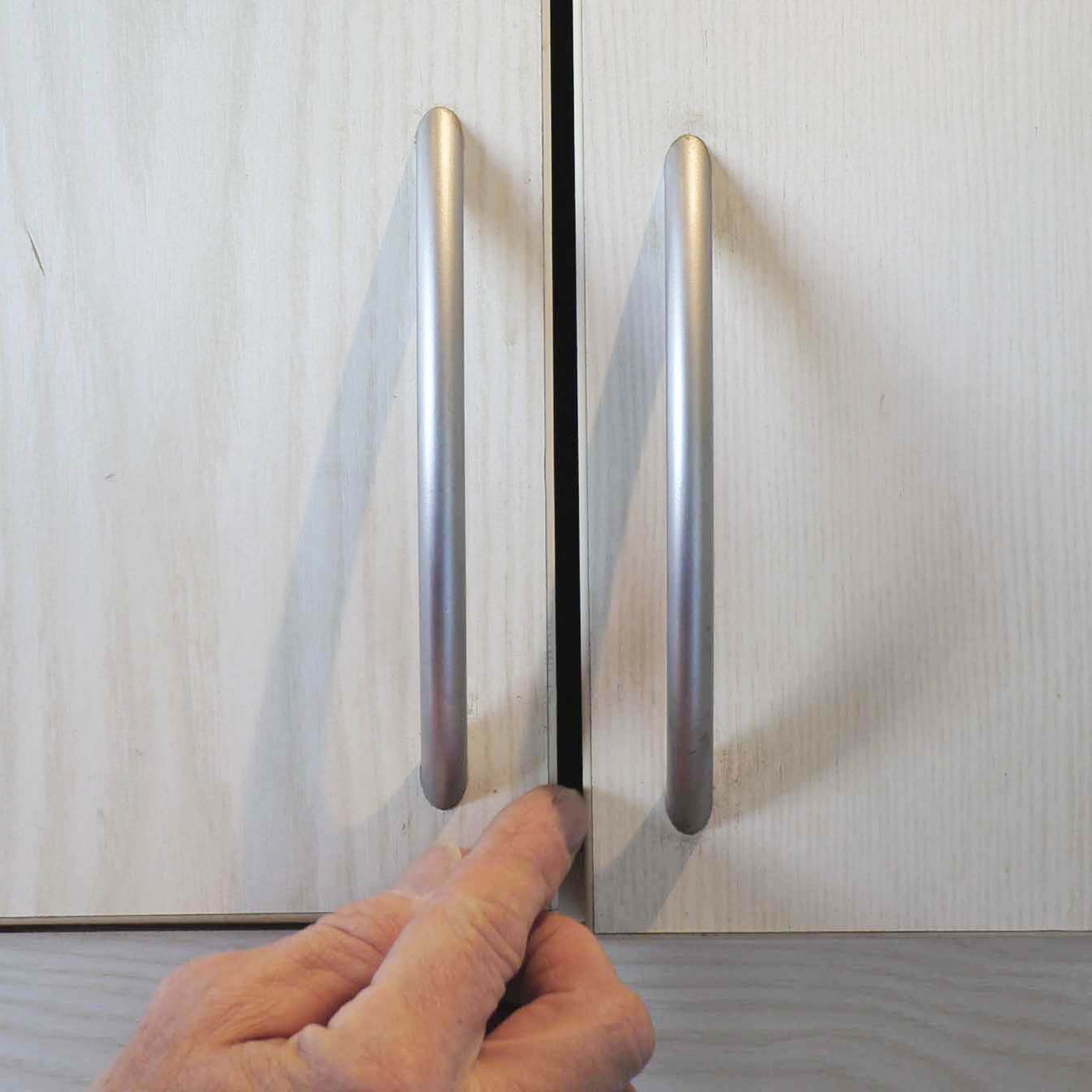 Skabslåge hænger: Hvis der er for stor, for lille eller skæv afstand