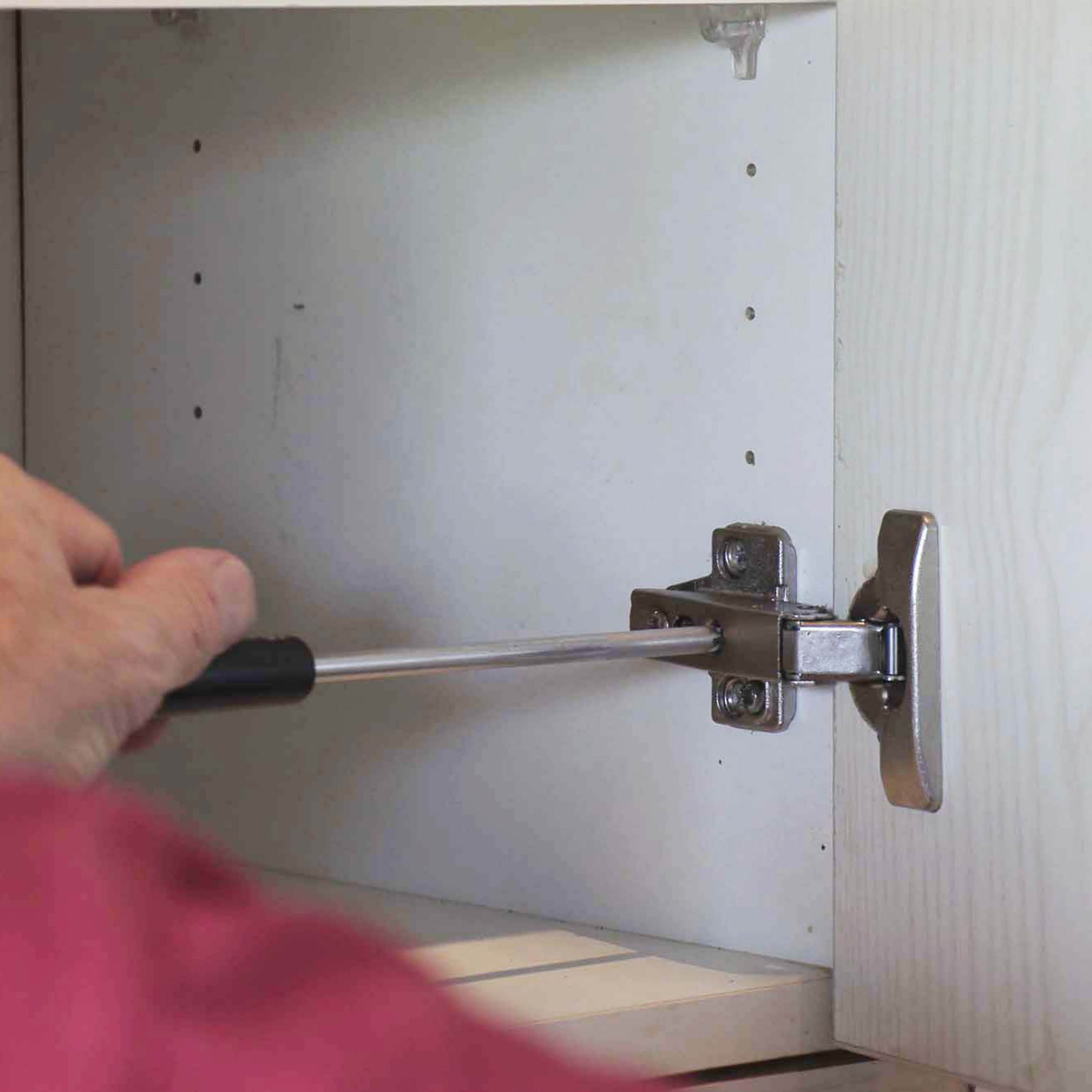 Skabslåge hænger: Skru på den yderste skrue