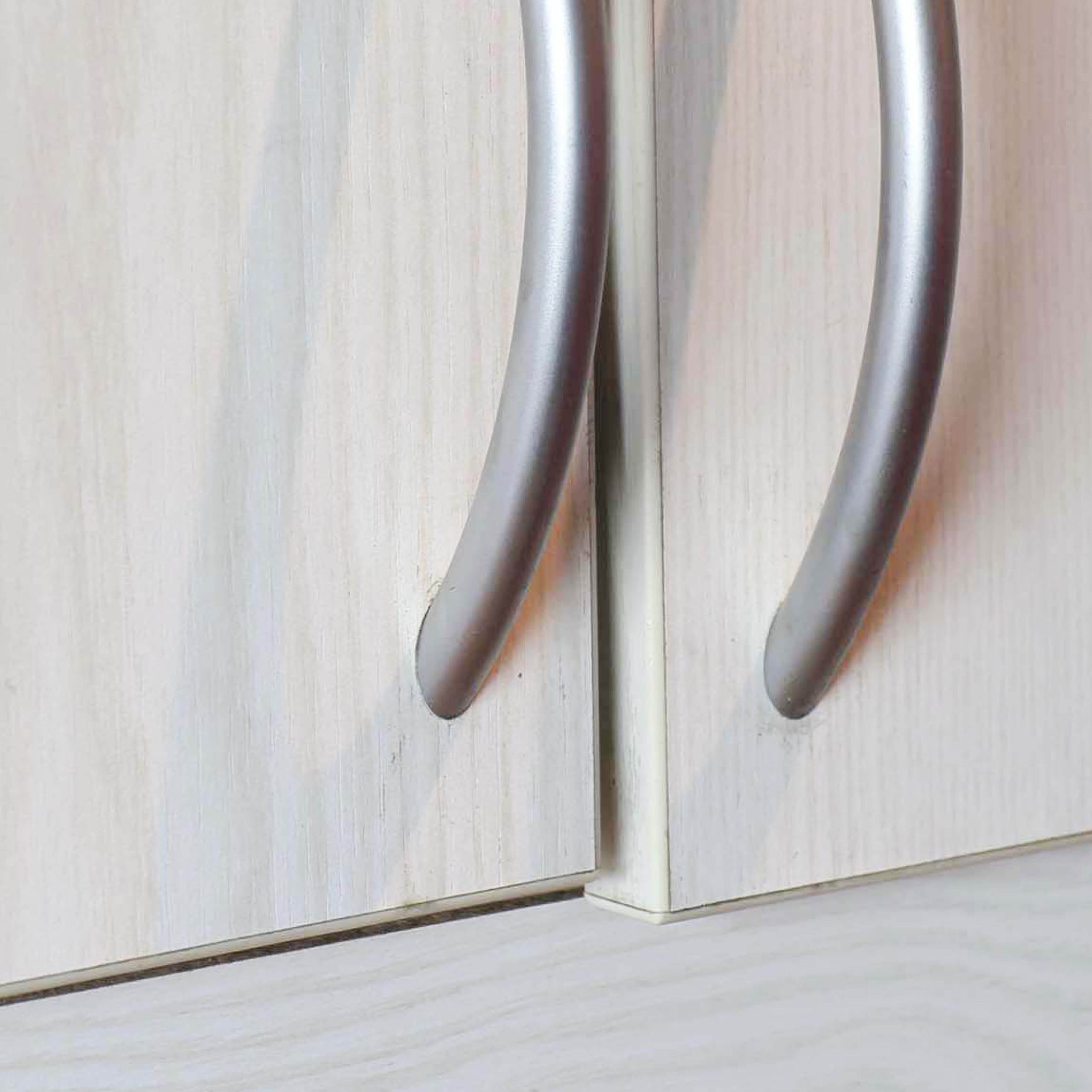 Skabslåge hænger skævt: Hvis lågerne ikke sidder i samme niveau