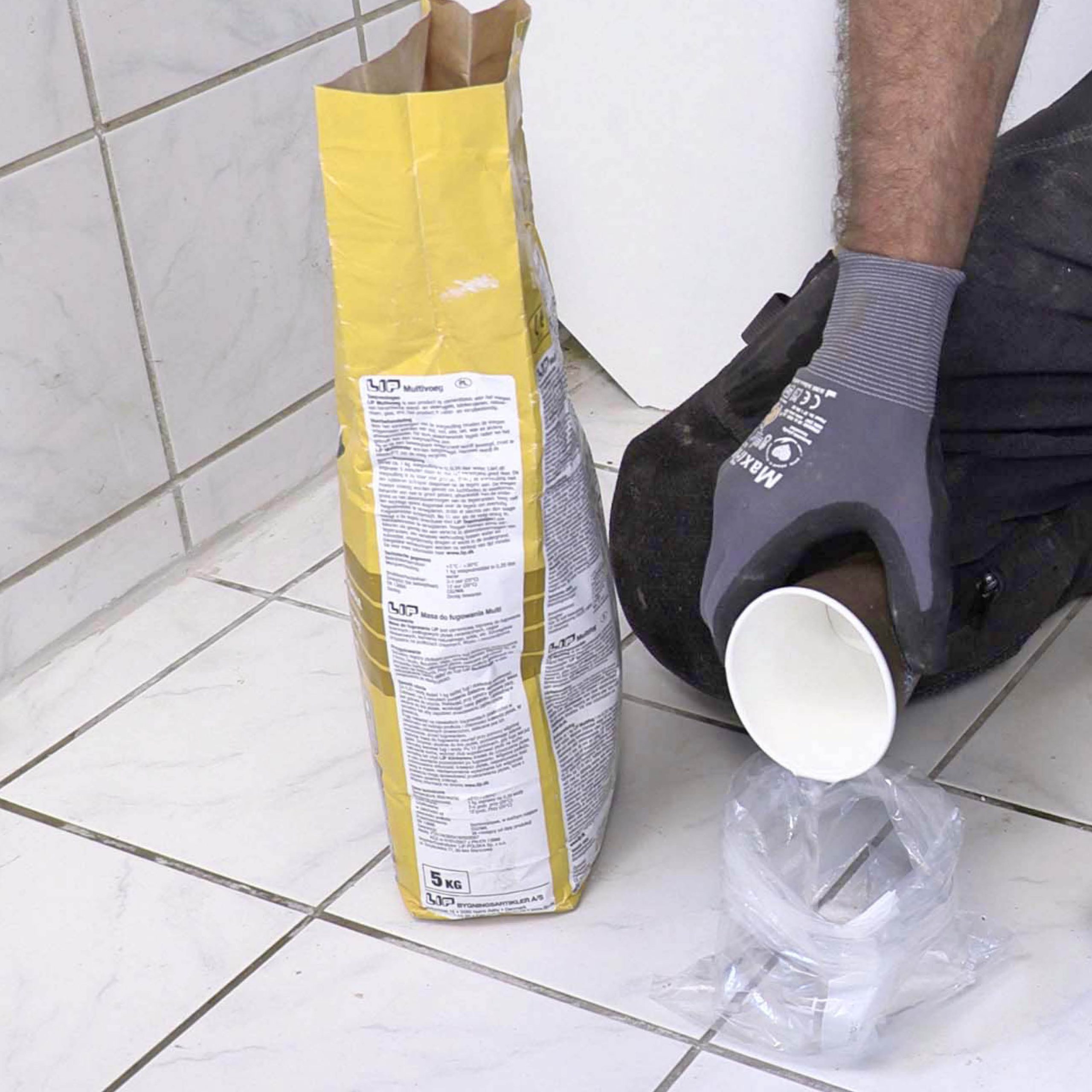 Huller i flisefugen: Bland fugemasse op med vand