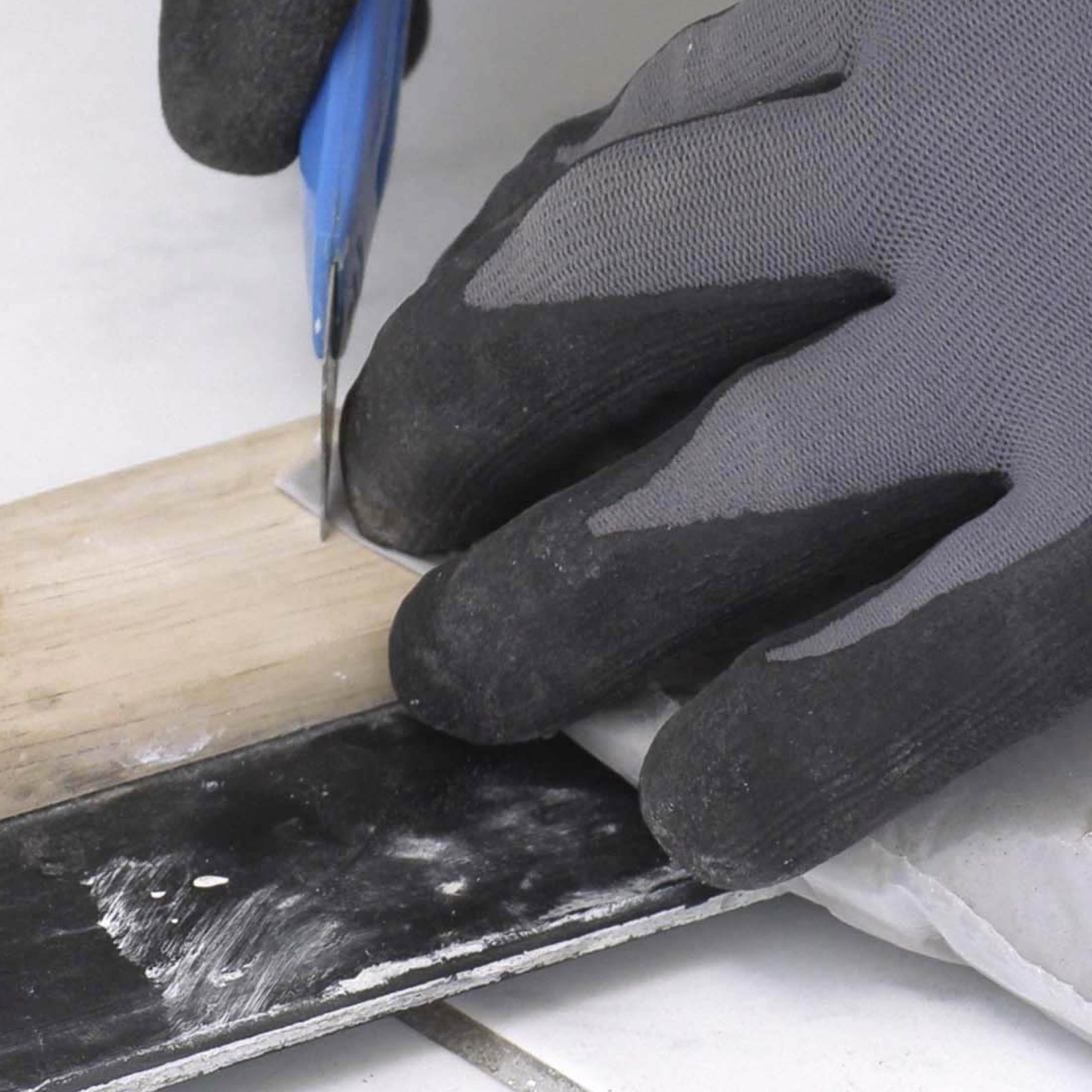 Huller i flisefugen: Skær et lille hjørne af posen