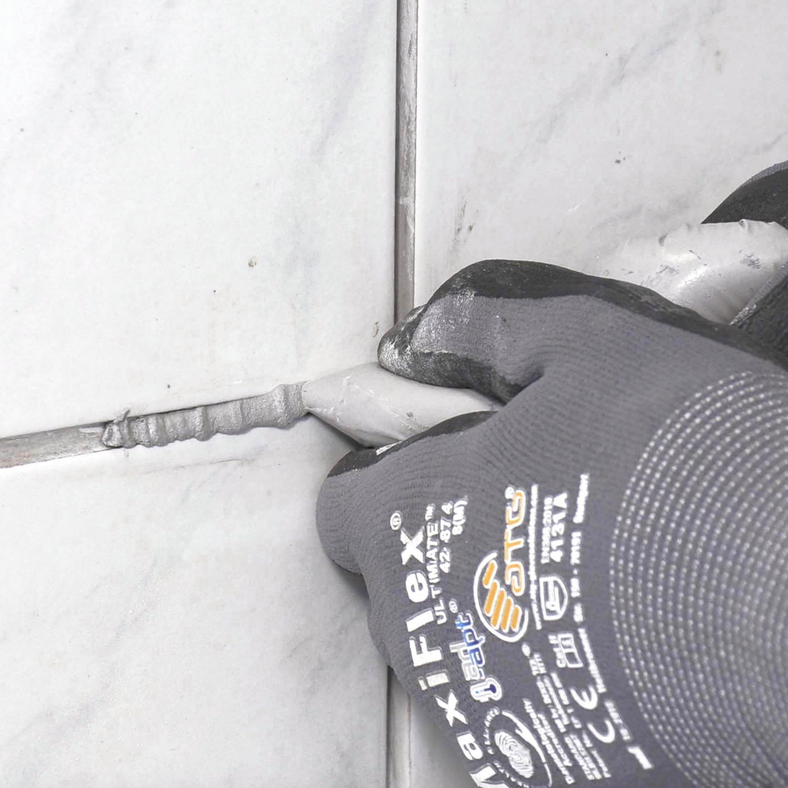 Huller i flisefugen: Læg fugemasse i fugen