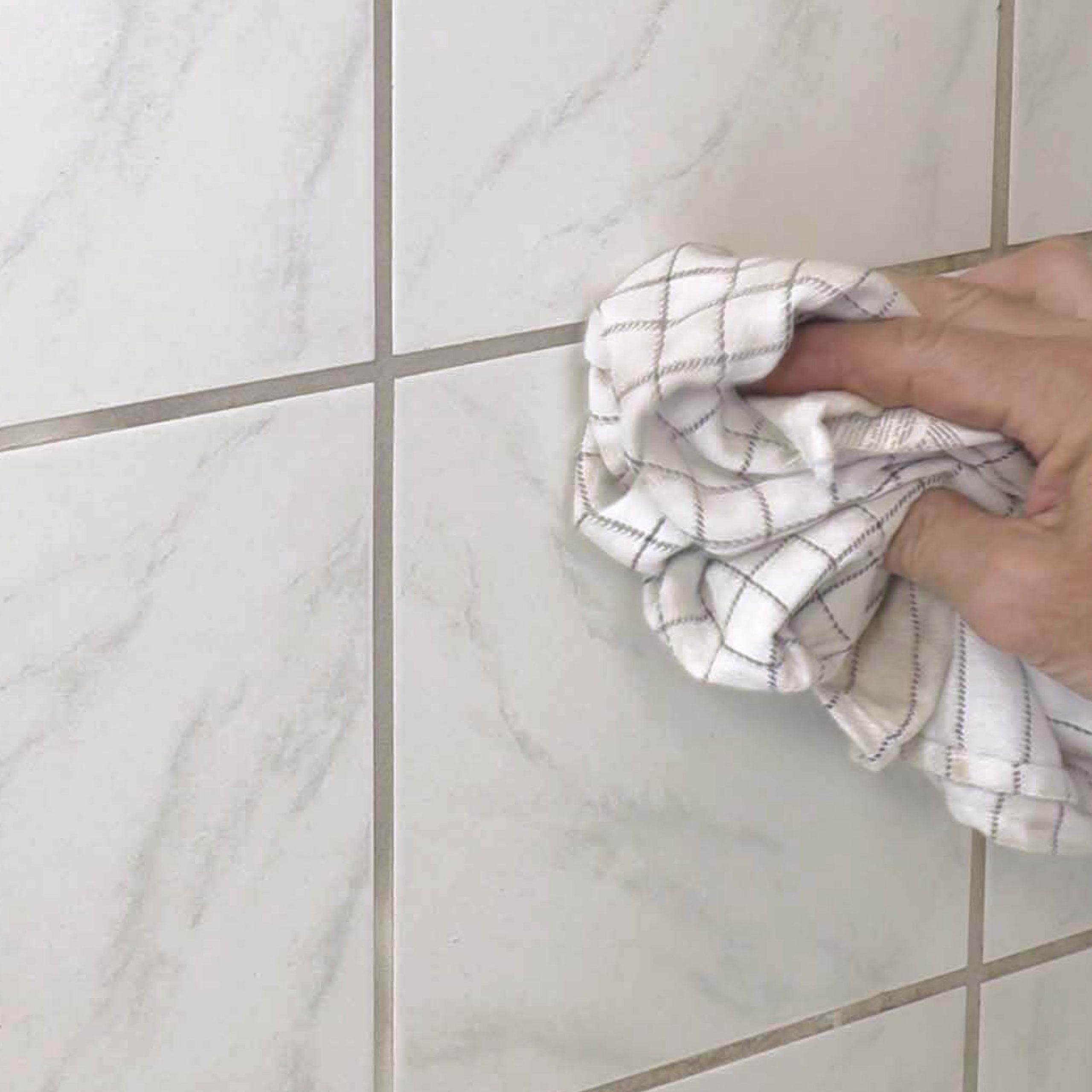 Huller i flisefugen: Fjern fugeslør med en tør bomuldsklud næste dag