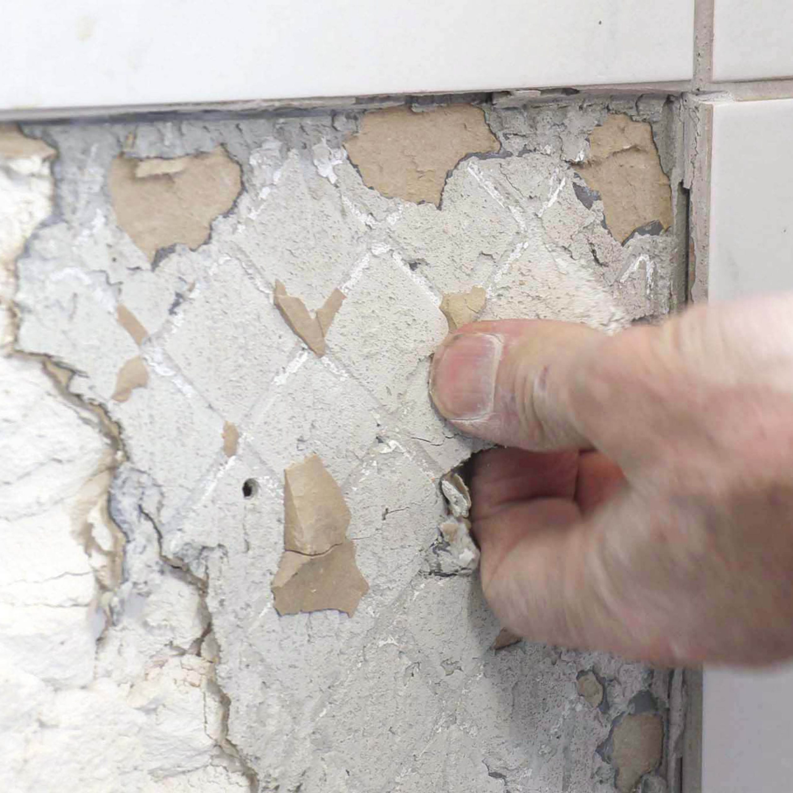 Skade i vægflise: Fjern alt løst materiale