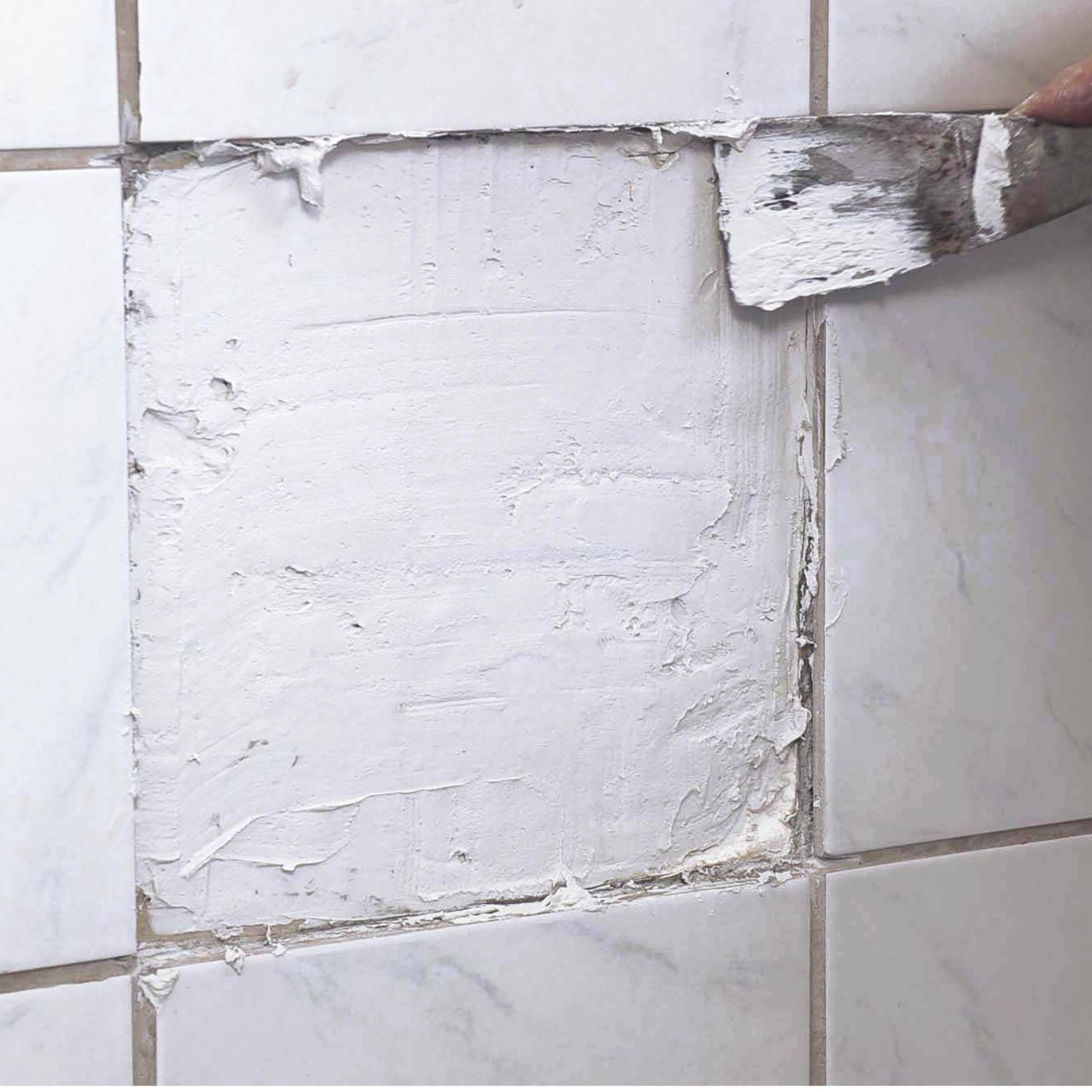 Skade i vægflise: Du skal blot udbedre hullerne i selve væggen