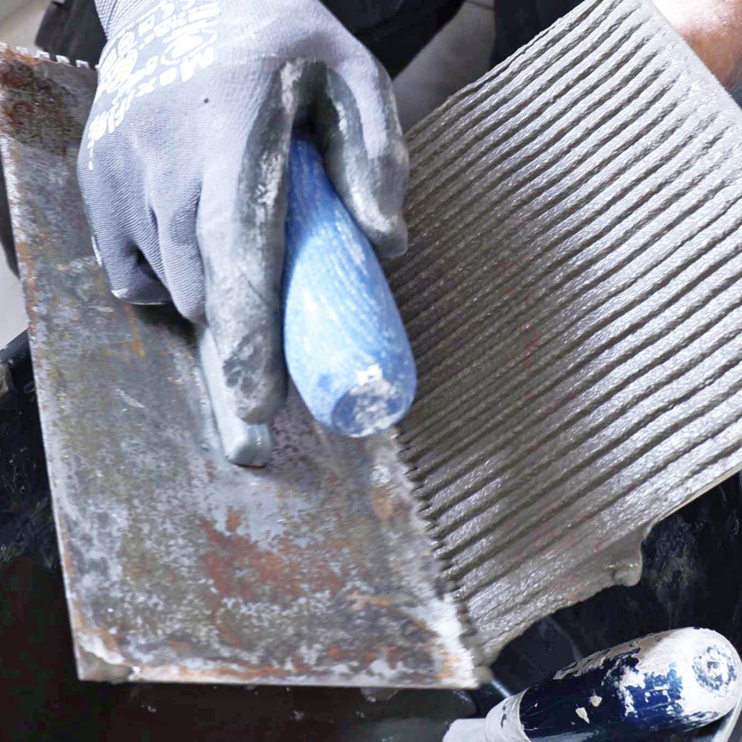 Skade i vægflise: Træk af med en tandspartel