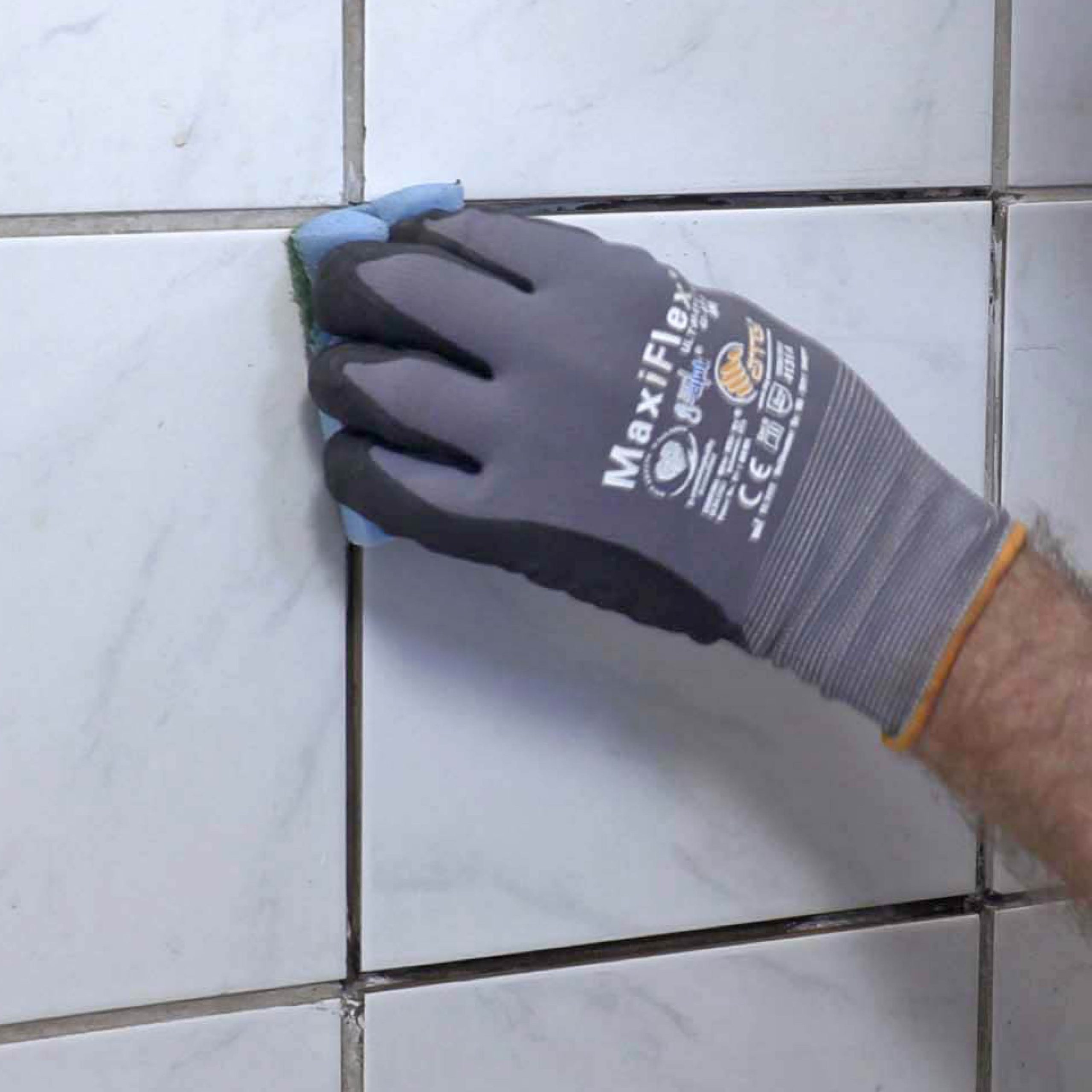 Skade i vægflise: Rens overskydende klæber af