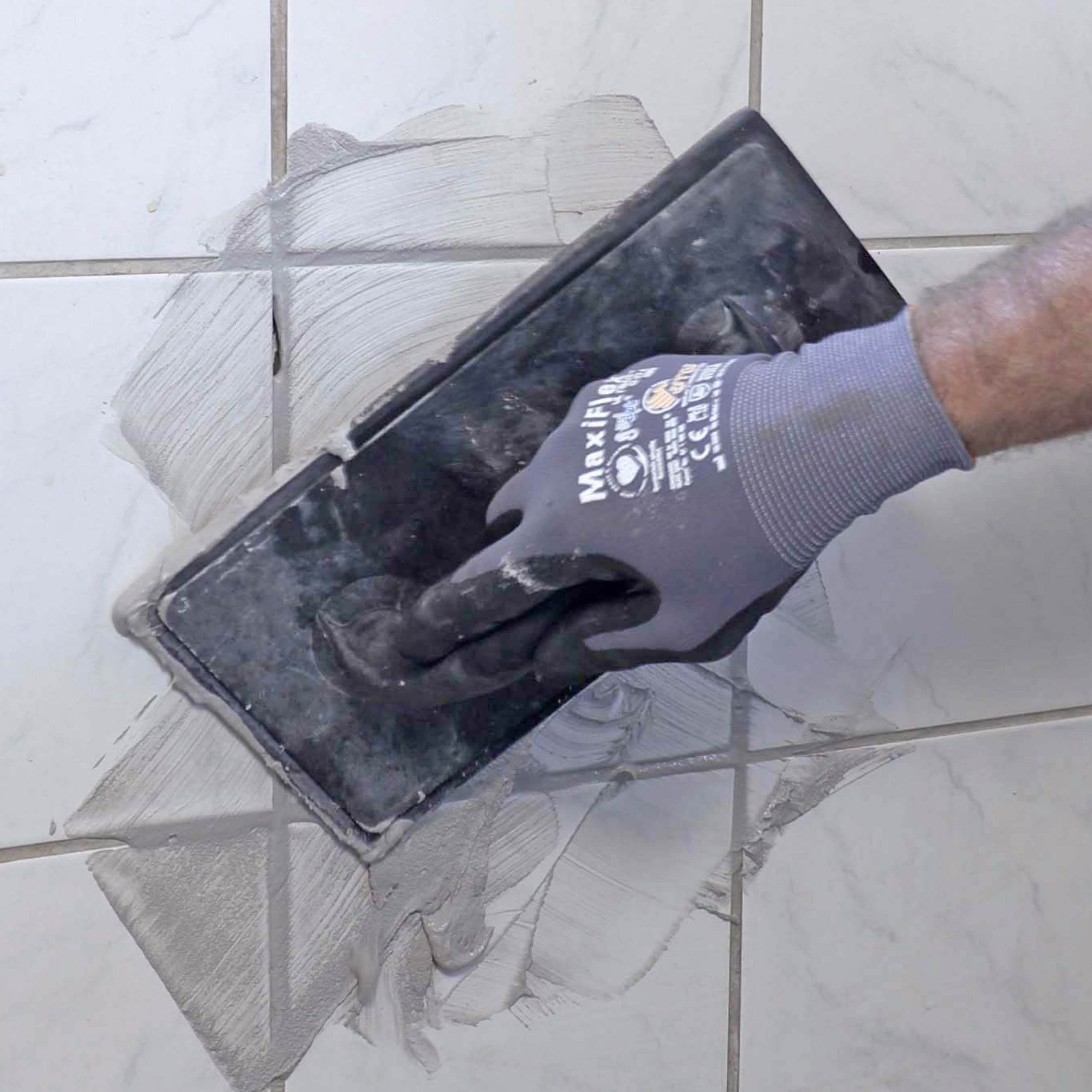 Skade i vægflise: Træk flisefugemasse på