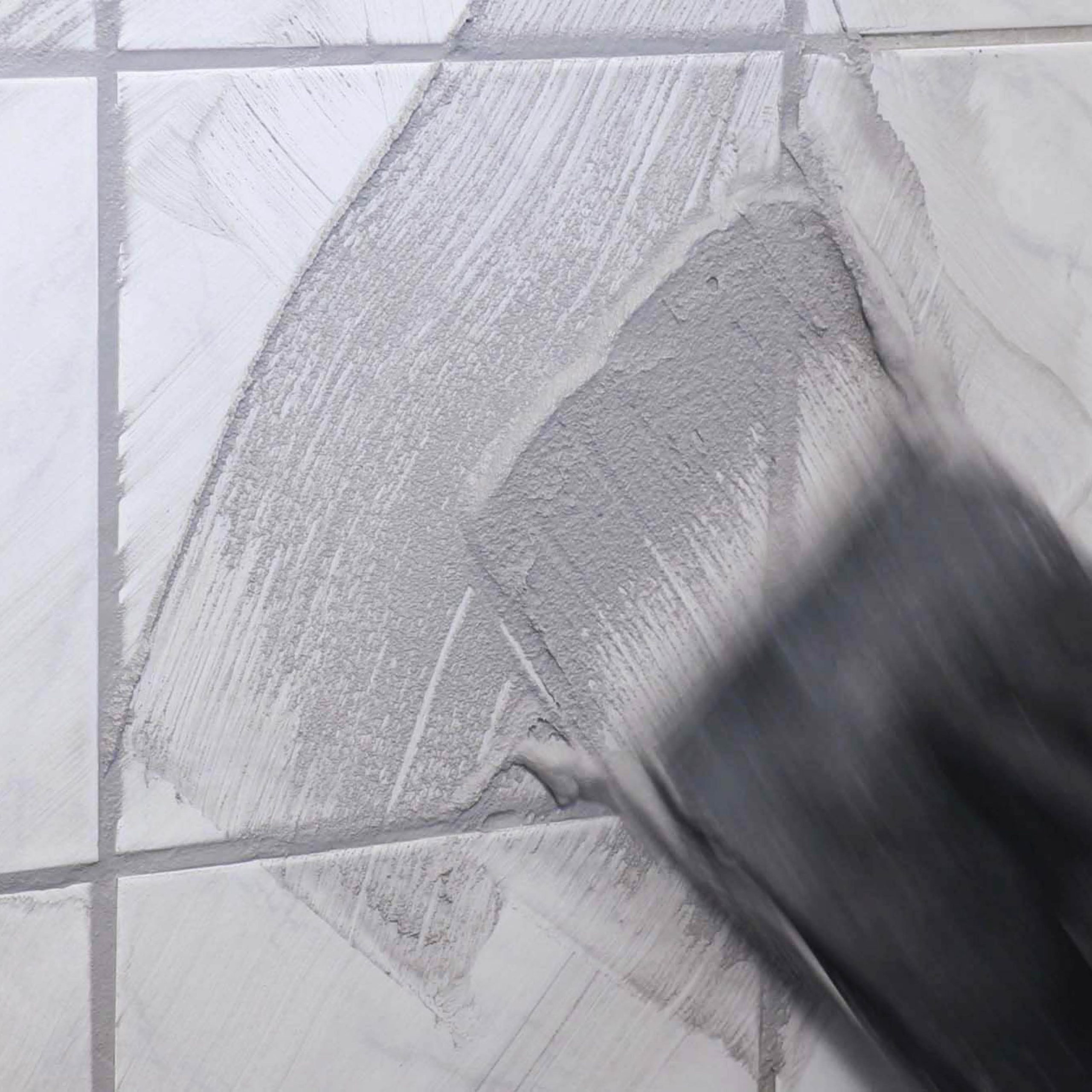 Skade i vægflise: Træk fugemassen på diagonalt på fugerne