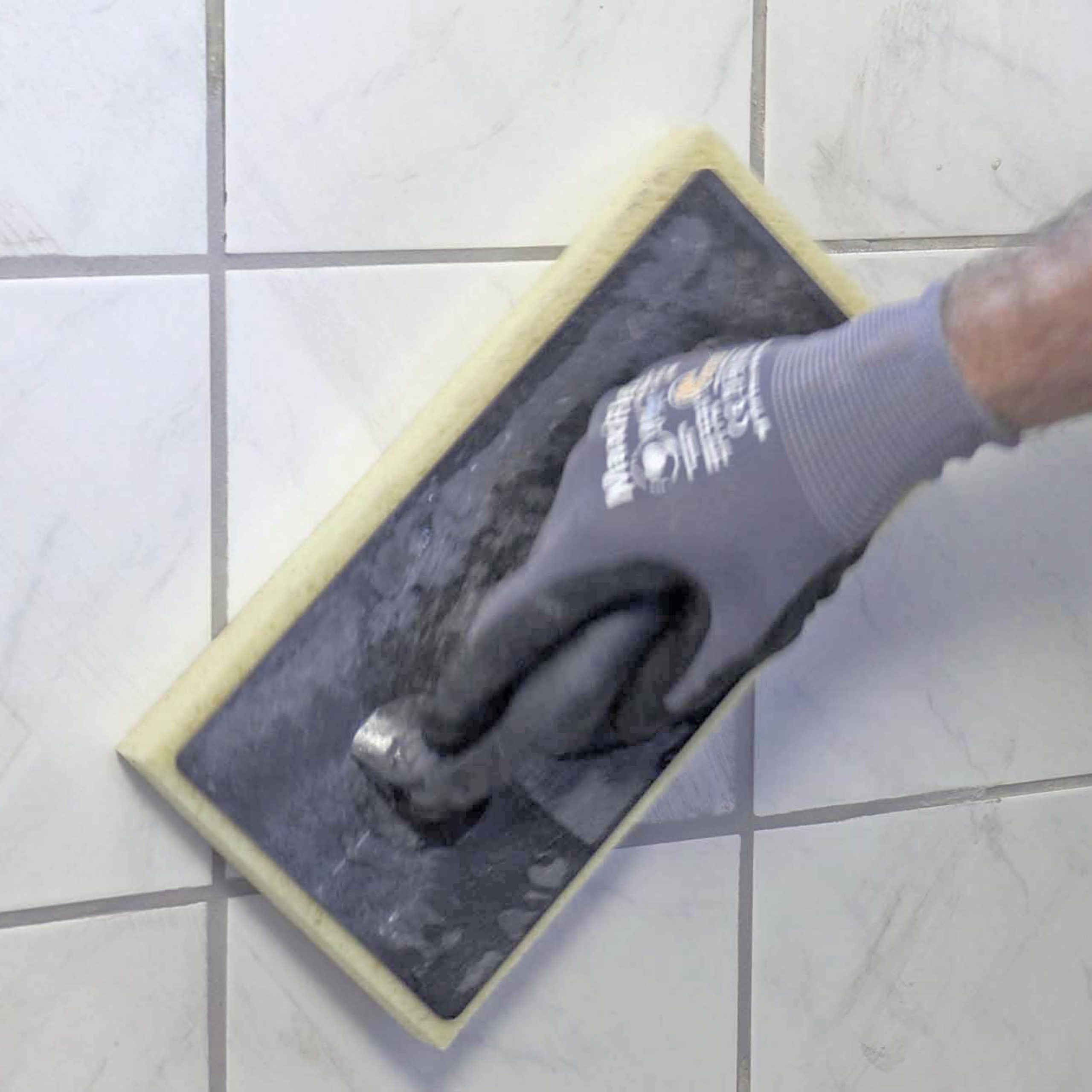 Skade i vægflise: Allerede efter et par timer skal overskydende fugemasse dog fjernes