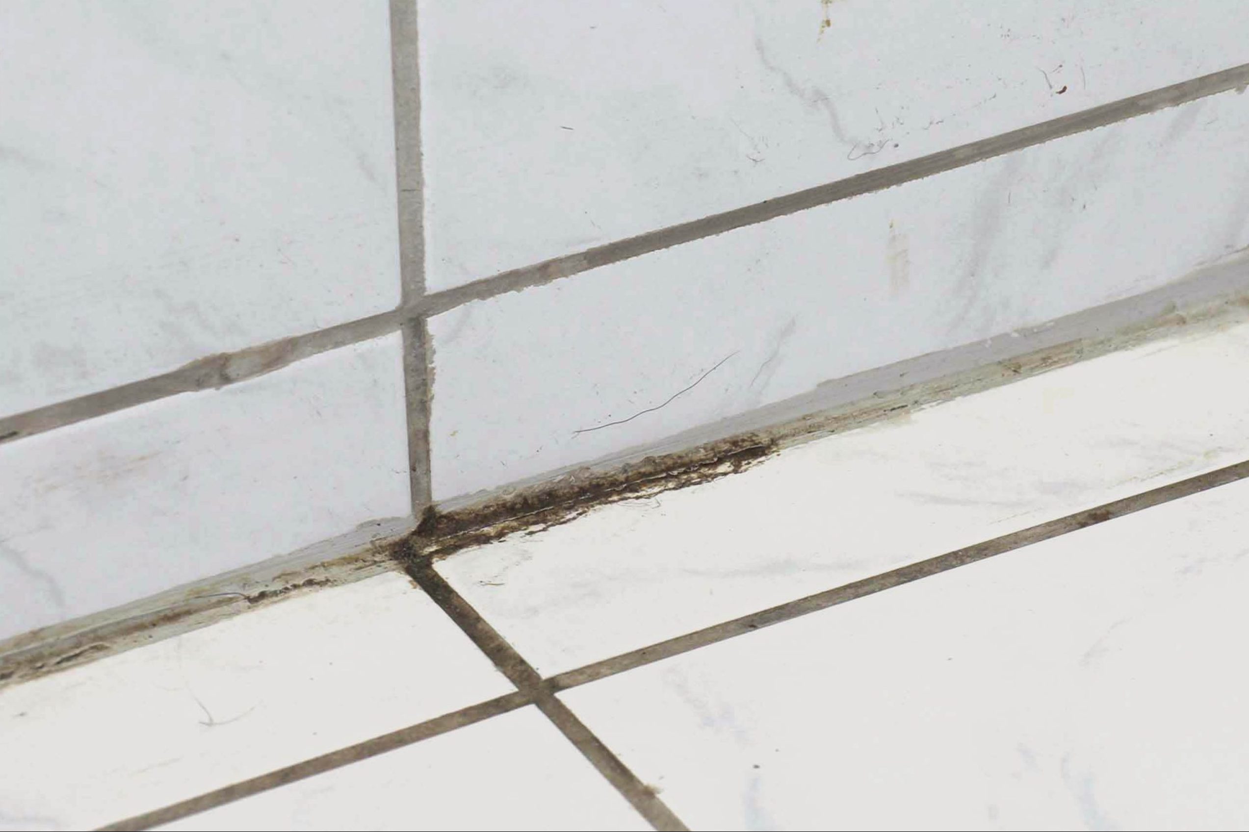 Mustat silikonisaumat