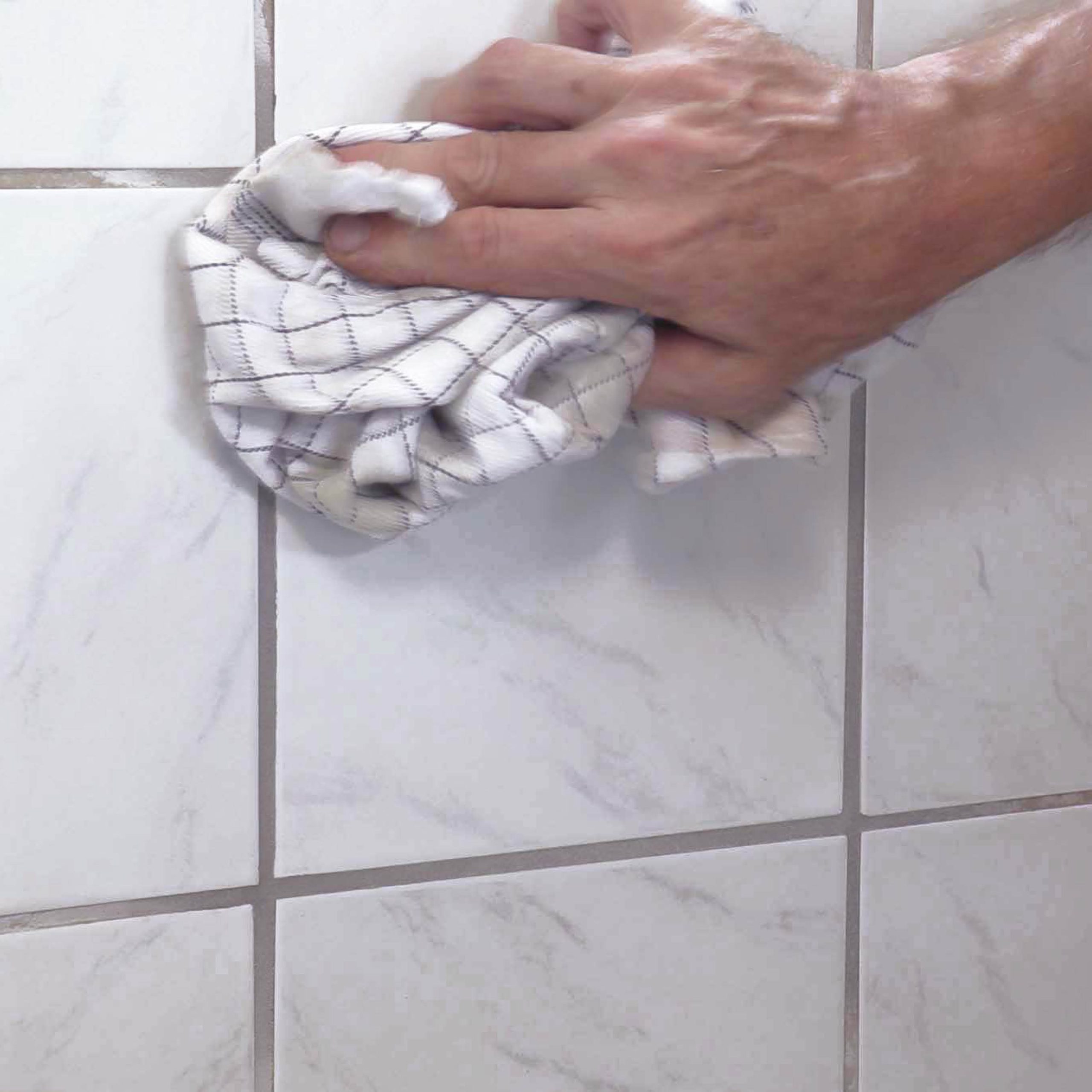 Skade i vægflise: Efter et døgn fjernes fugeslør