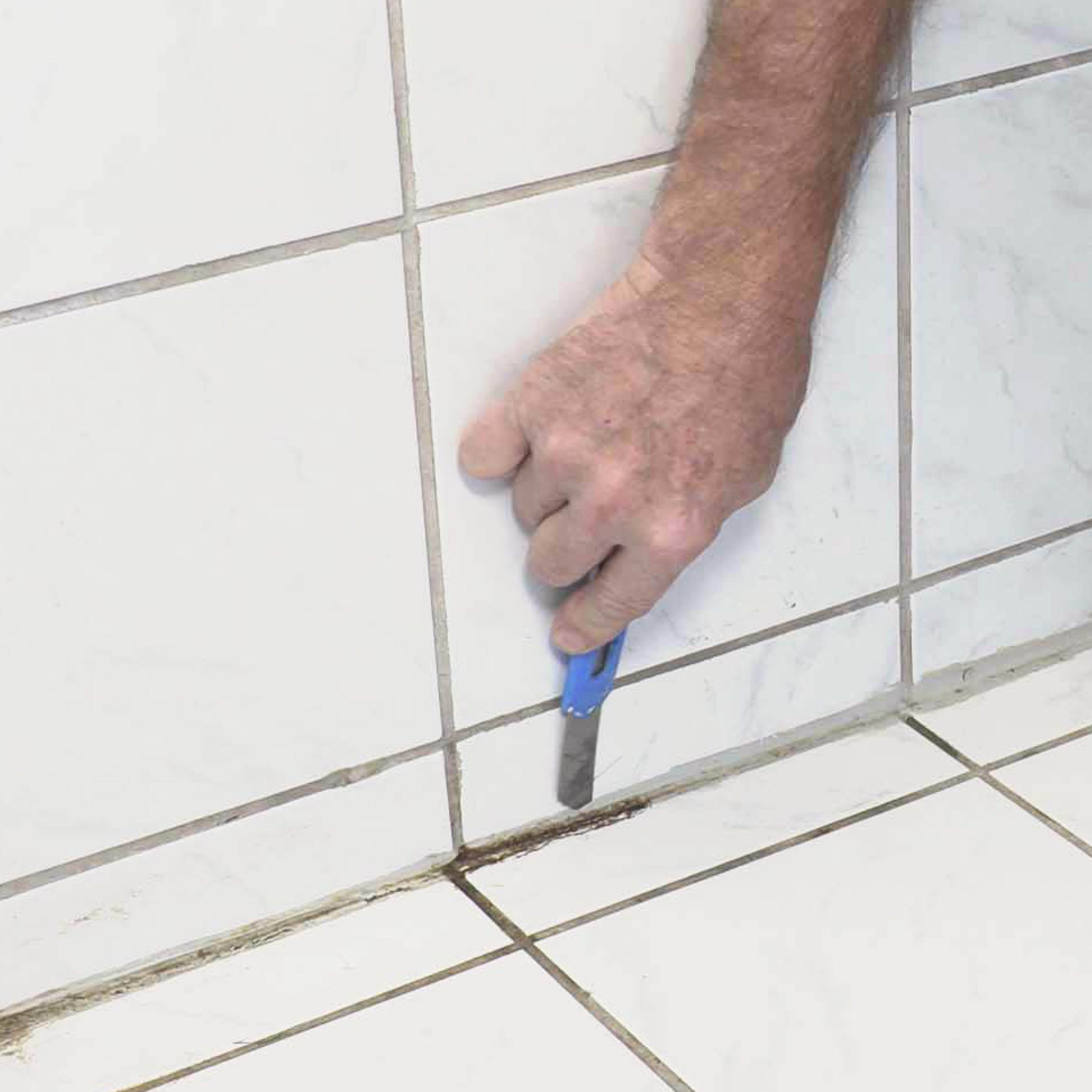 Sorte silikonefuger: Skær silikonefugen ud med en skarp hobbykniv