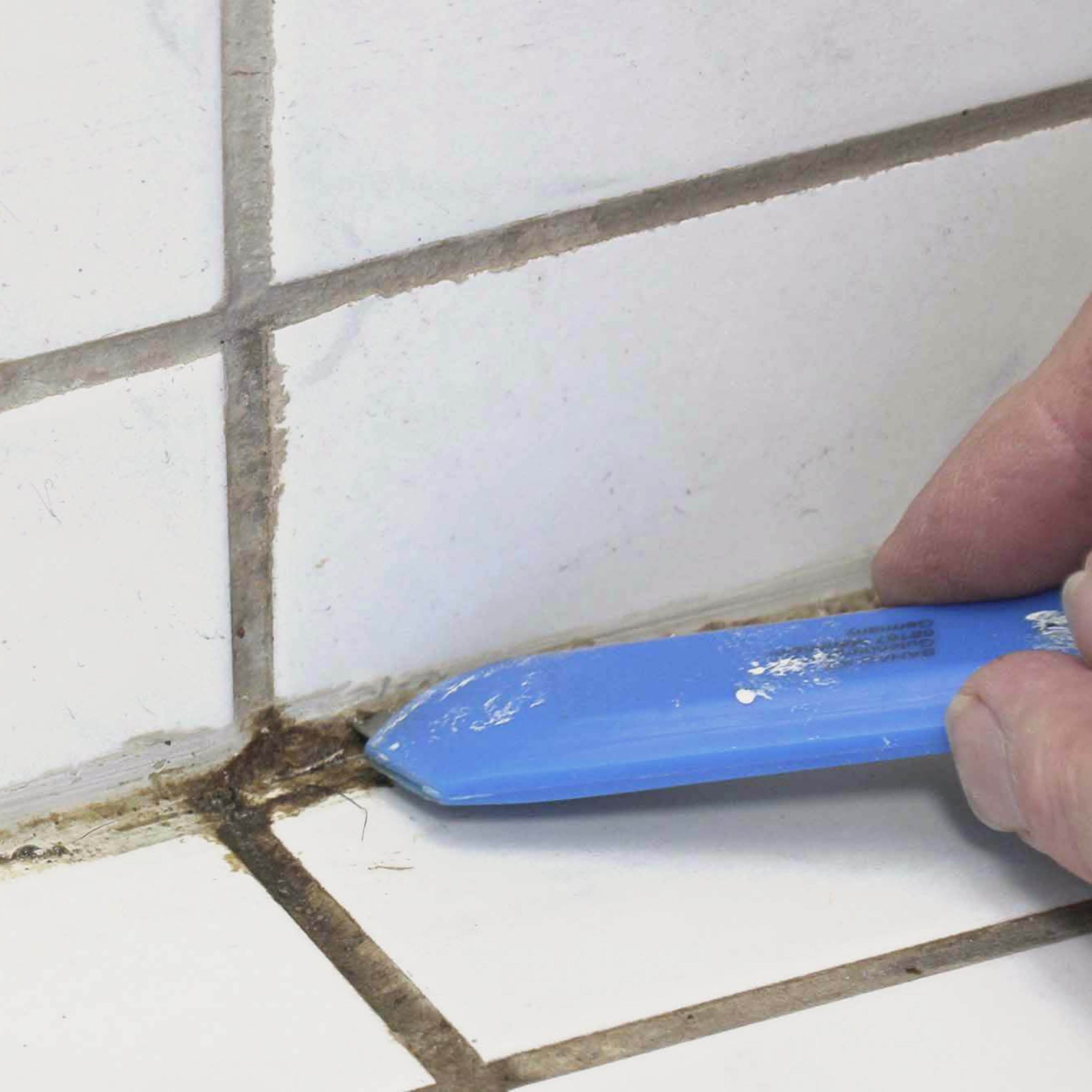 Sorte silikonefuger: Skær fra to sider