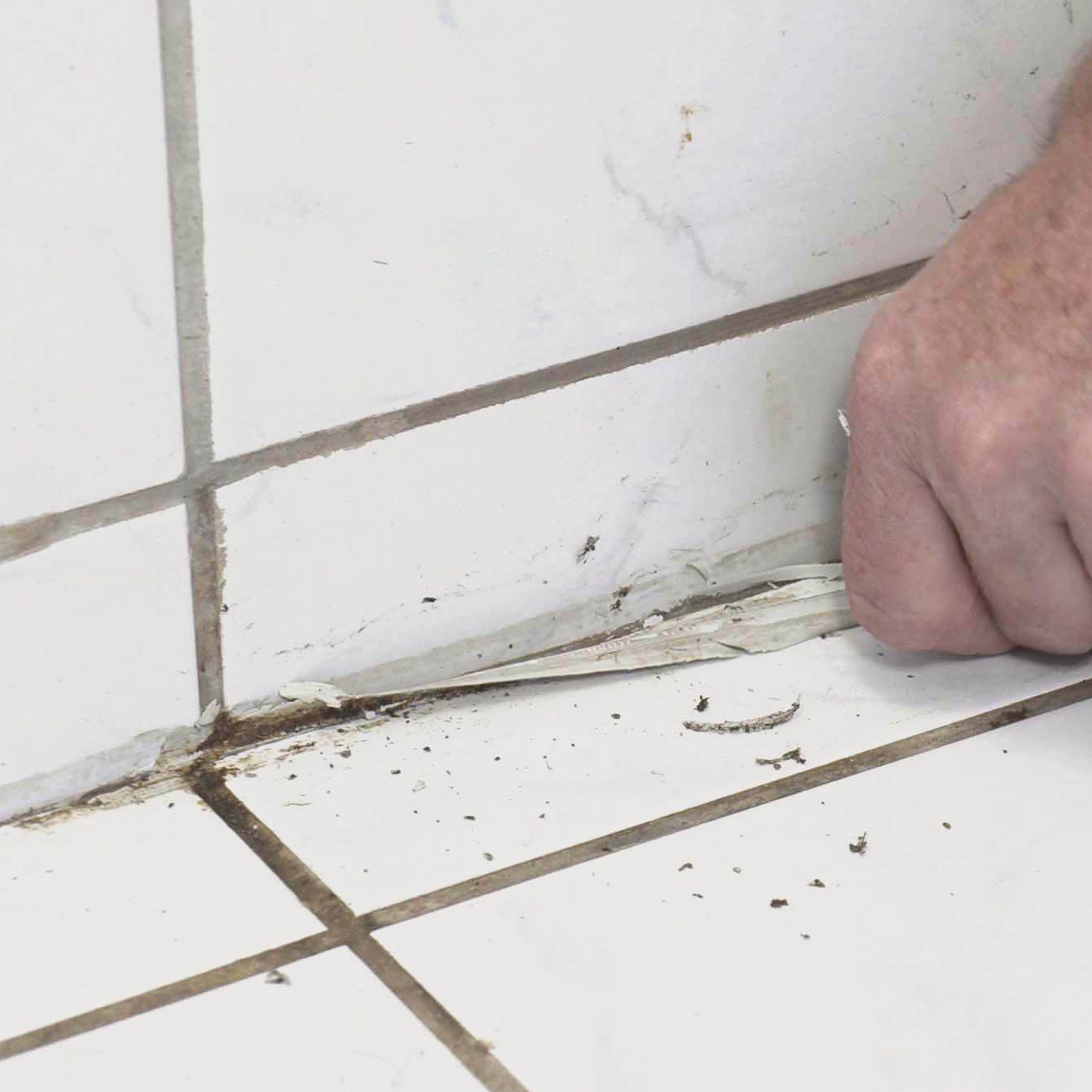 Sorte silikonefuger: Træk fugen ud i stykker