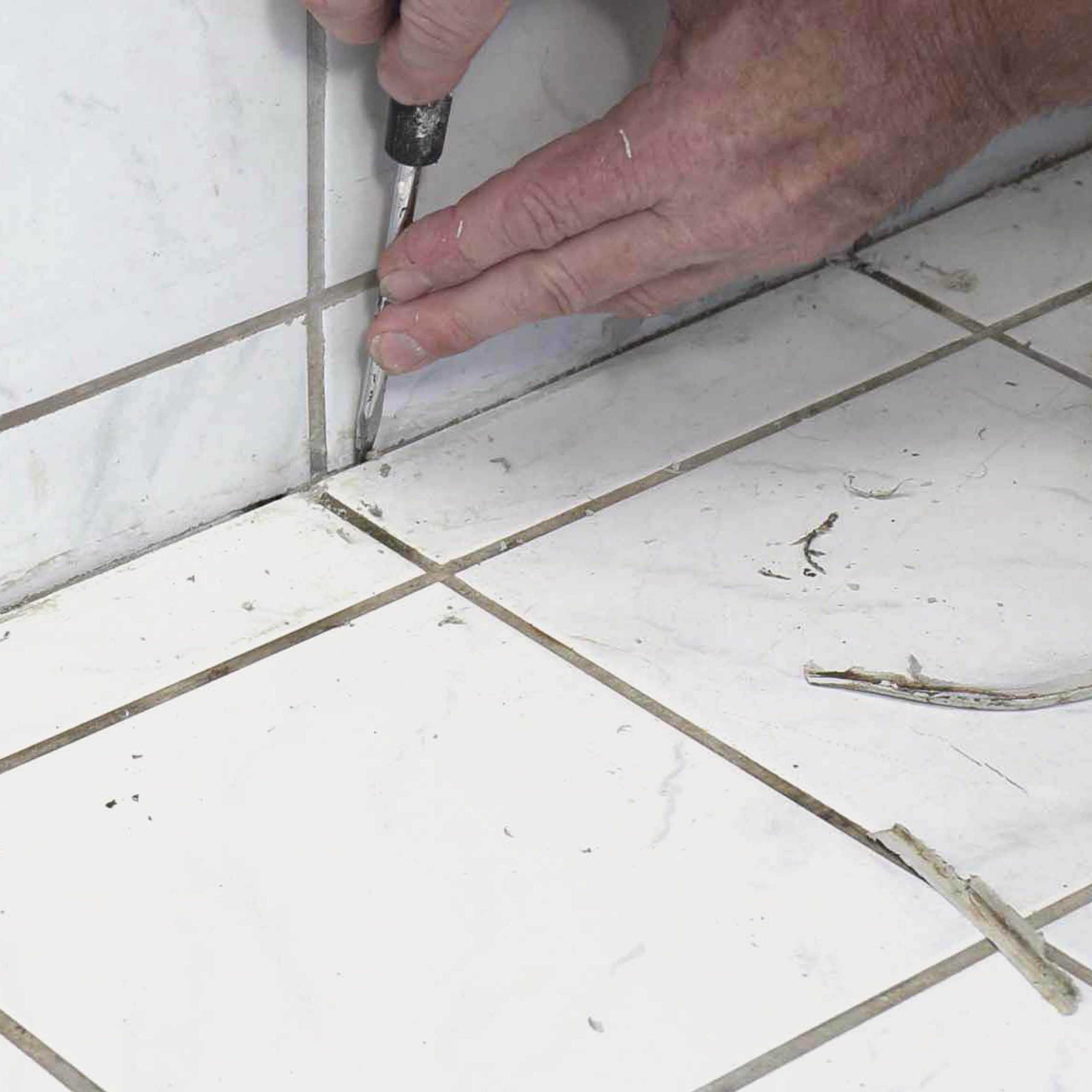 Sorte silikonefuger: Rens fugen for rester