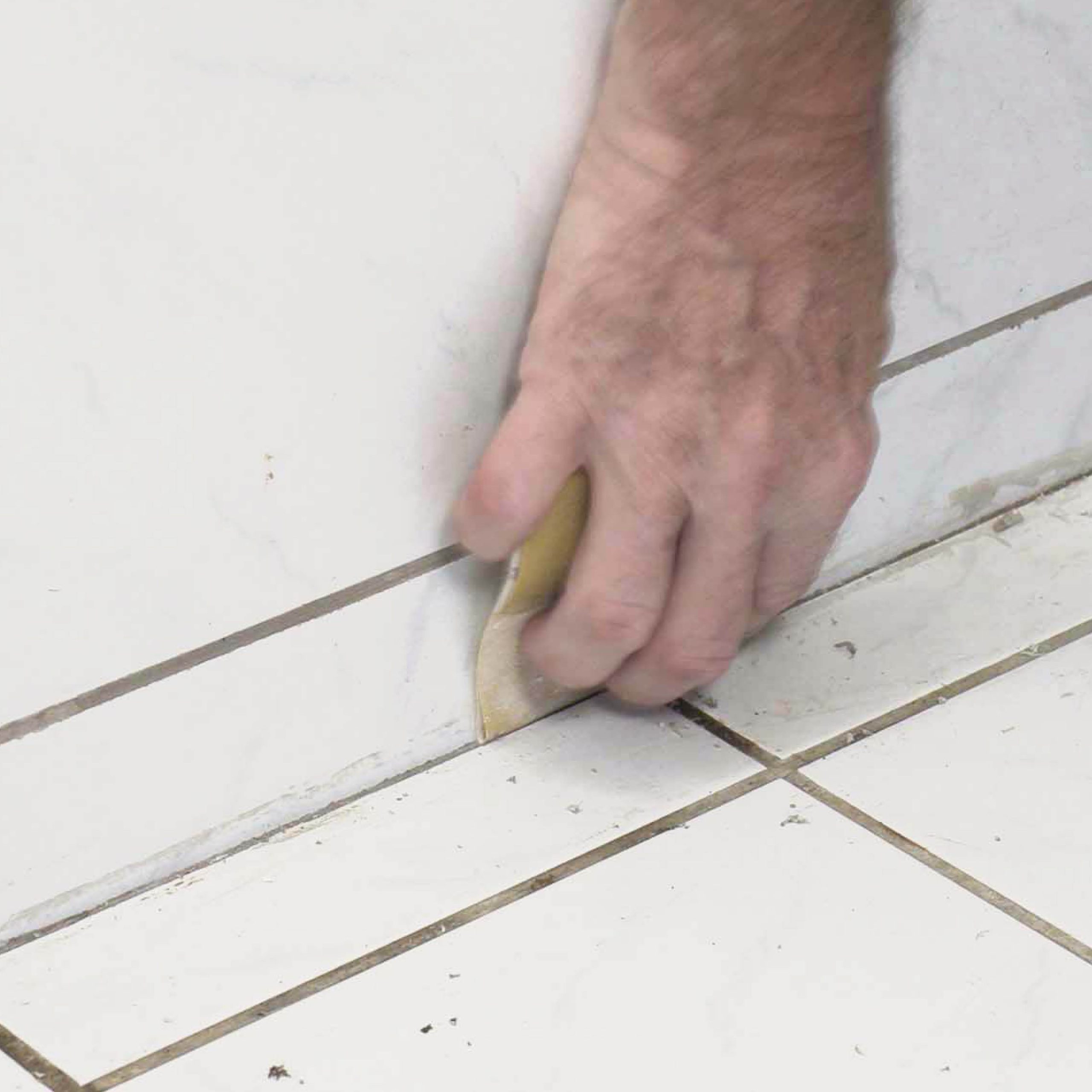 Sorte silikonefuger: Slib og vask eventuelt til sidst