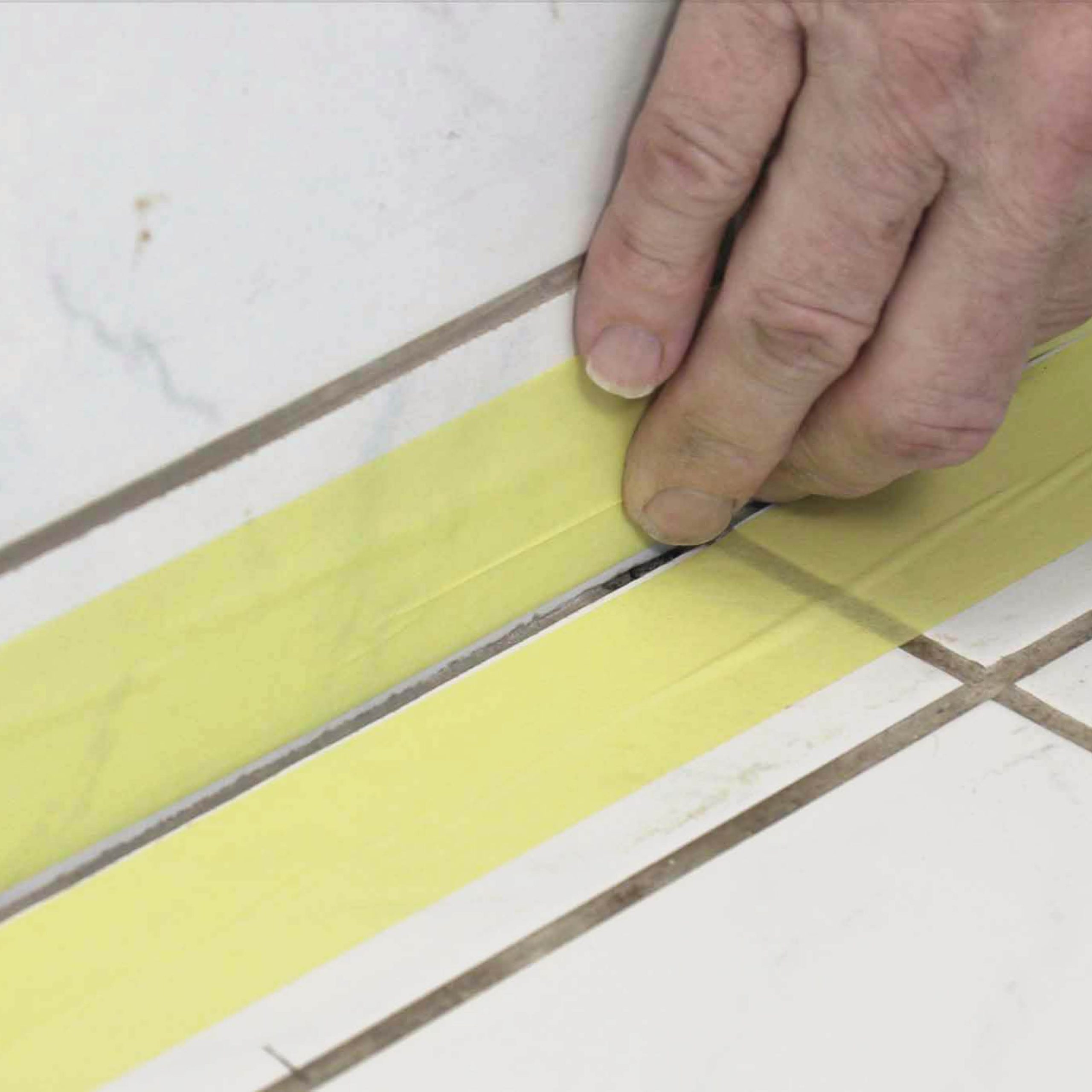 Sorte silikonefuger: Sæt også malertape på fugens anden side